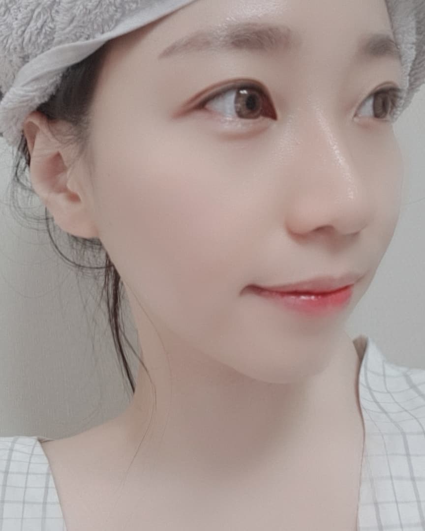 lony on Instagram: “🚨얼굴꽉참주의🚨 @aprilskin_korea #에이프릴스킨 #쑥스쿠알란하이드라젤크림 - 여로분 가을되니까 얼굴이 많이 건조해져서 고민이시죠? 저도요즘 각질이 부쩍 많아지고해서 필링 후에 피부에 수분과 진정을 주는 이크림 발라봤더니…”