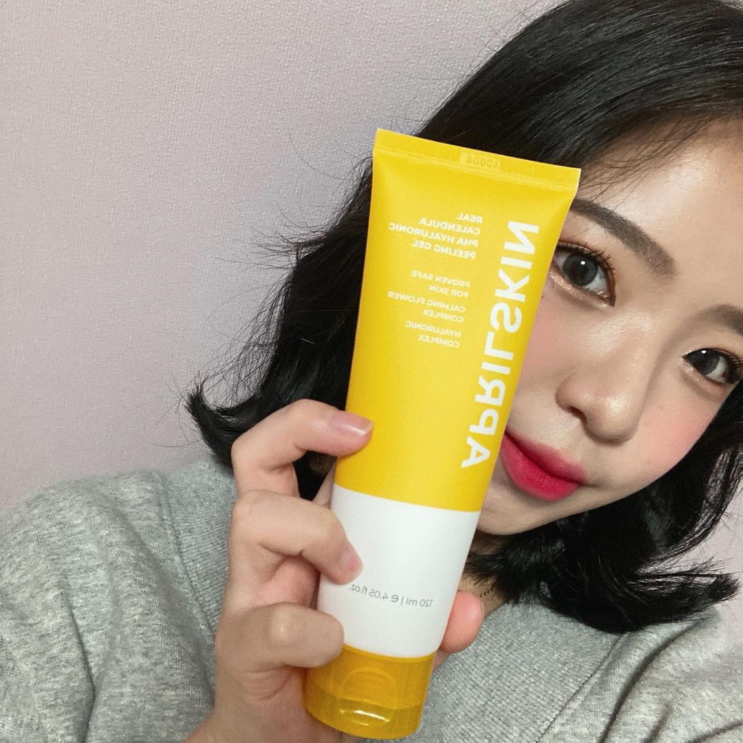 74 Likes, 9 Comments - 우 솔 (@s._.2.9) on Instagram: “[ 에이프릴스킨 ] 리얼 카렌둘라 PHA 히알루로닉 필링젤 카렌둘라 필링젤은 피부에 롤링 하면서 피부 , 각질 , 노폐물을 순하게 필링 해주는 필링젤이에요 ! 사용시 모공속…”