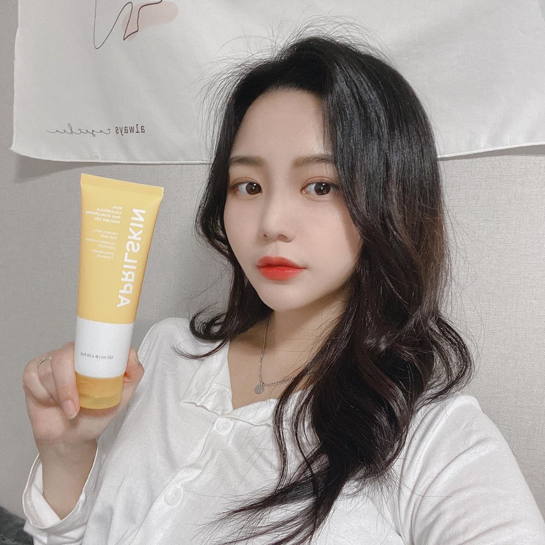 김민트 on Instagram: “저자극 고기능 카렌둘라 필링젤🌼 [리얼 카렌둘라 PHA 히알루로닉 필링젤] 건조함에 화장이 잘안먹는 요즘 가장 필요한게 수분 보충과 각질 제거인데 자극없이 꼼꼼히 각질 제거 해주는 아주 기특한친구🥰 여기에 수분까지 지켜주니 이거 진짜루 웨안사탬👍🏻…”