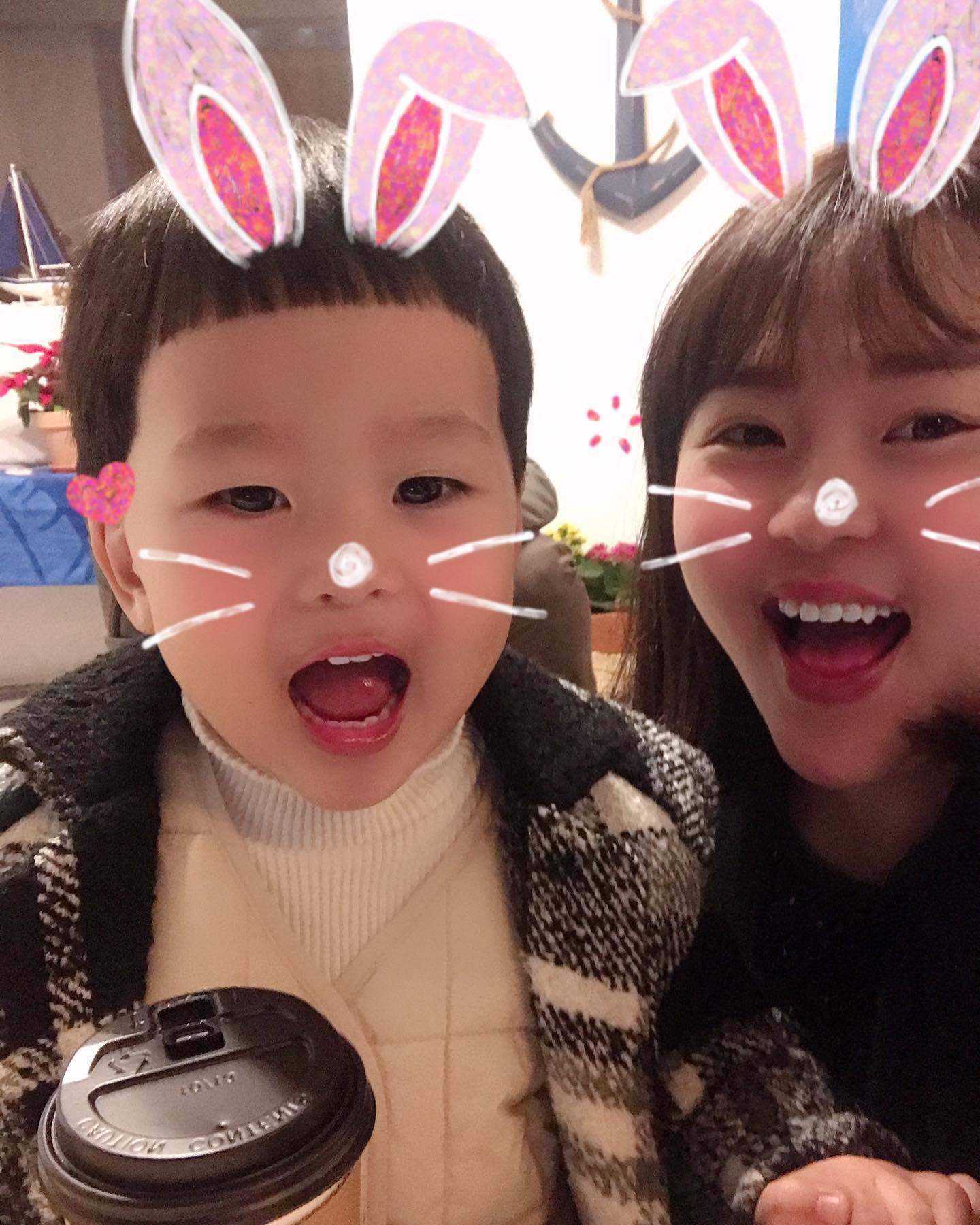 내 보물😻😘🌺
너가있어 엄만 행복해💕💕💕
애교쟁이 사랑해~😽

#히든블루#주말나들이 #날씨좋다 #밤톨머리#저세상귀여움 #애교쟁이아들 #뽀뽀쟁이💋 #사랑해아들❤️