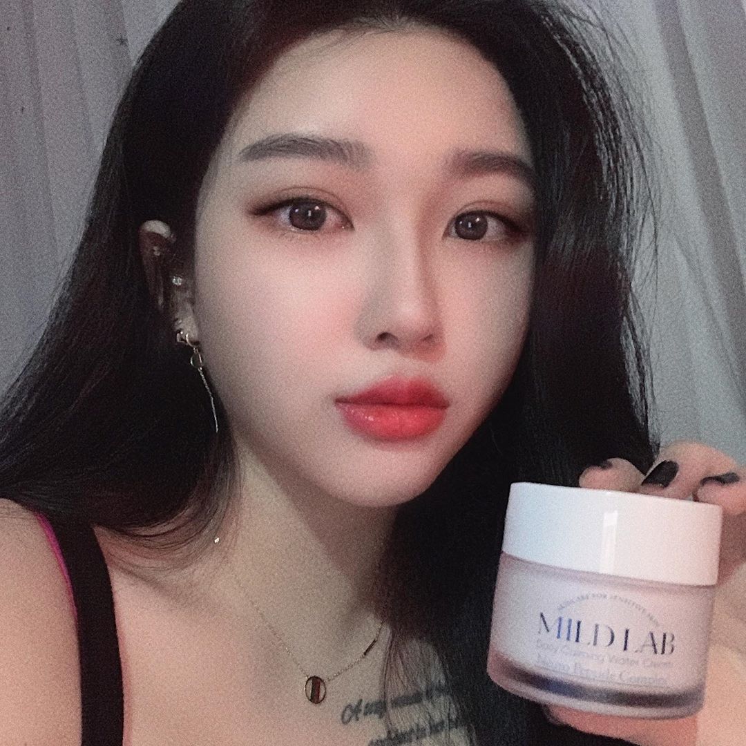 🔒서지영 on Instagram: “🖤버블레스 비오틴🖤 - 우리나라 국민 89.5%가 비오틴 부족하대요!!!! 물 없이도 섭취 가능하니 먹기가 너무 간편해서 좋아요 맛도 딸기맛이라서 거부감 없