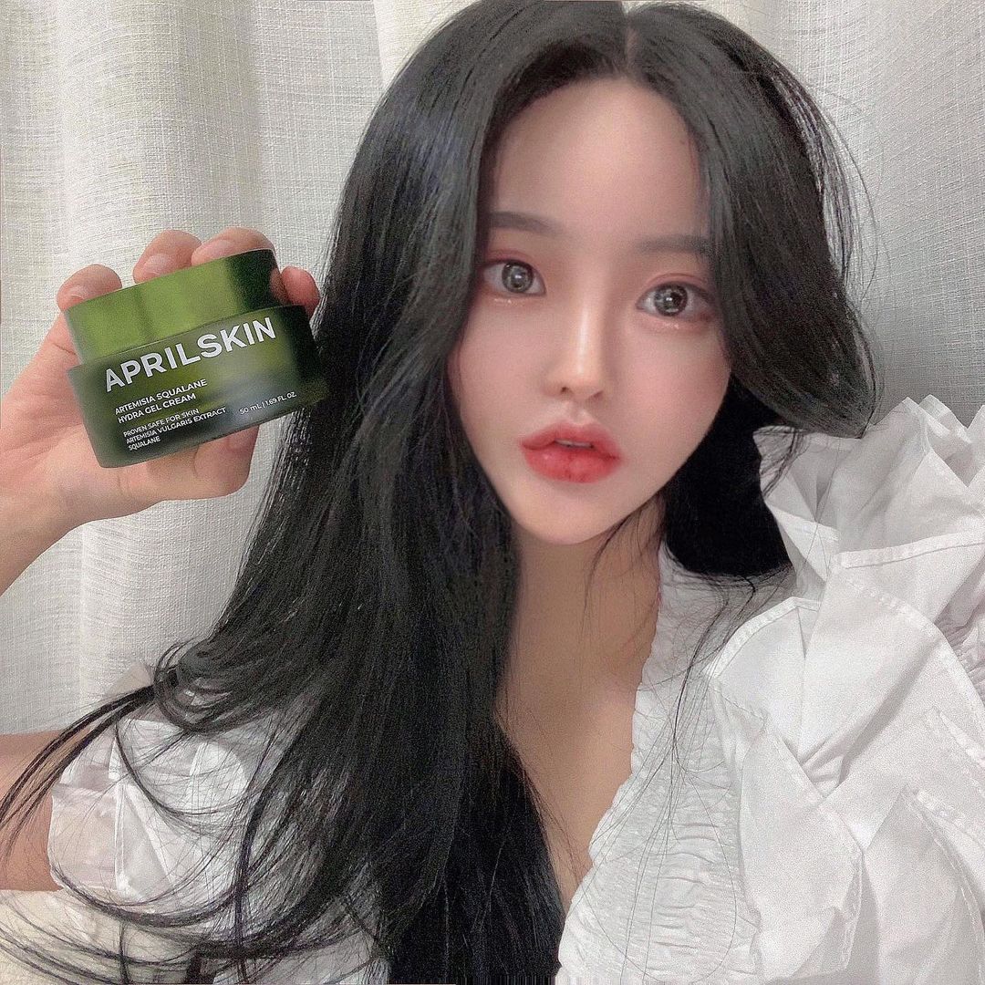 예지(yezi) on Instagram: “겉탄속촉 에이프릴스킨💚 . . . #협찬 #광고 #에이프릴스킨 #수분크림 #피부진정 #쑥크림 #스킨케어 #피부관리 #예리 #aprilskin #peelingpad”