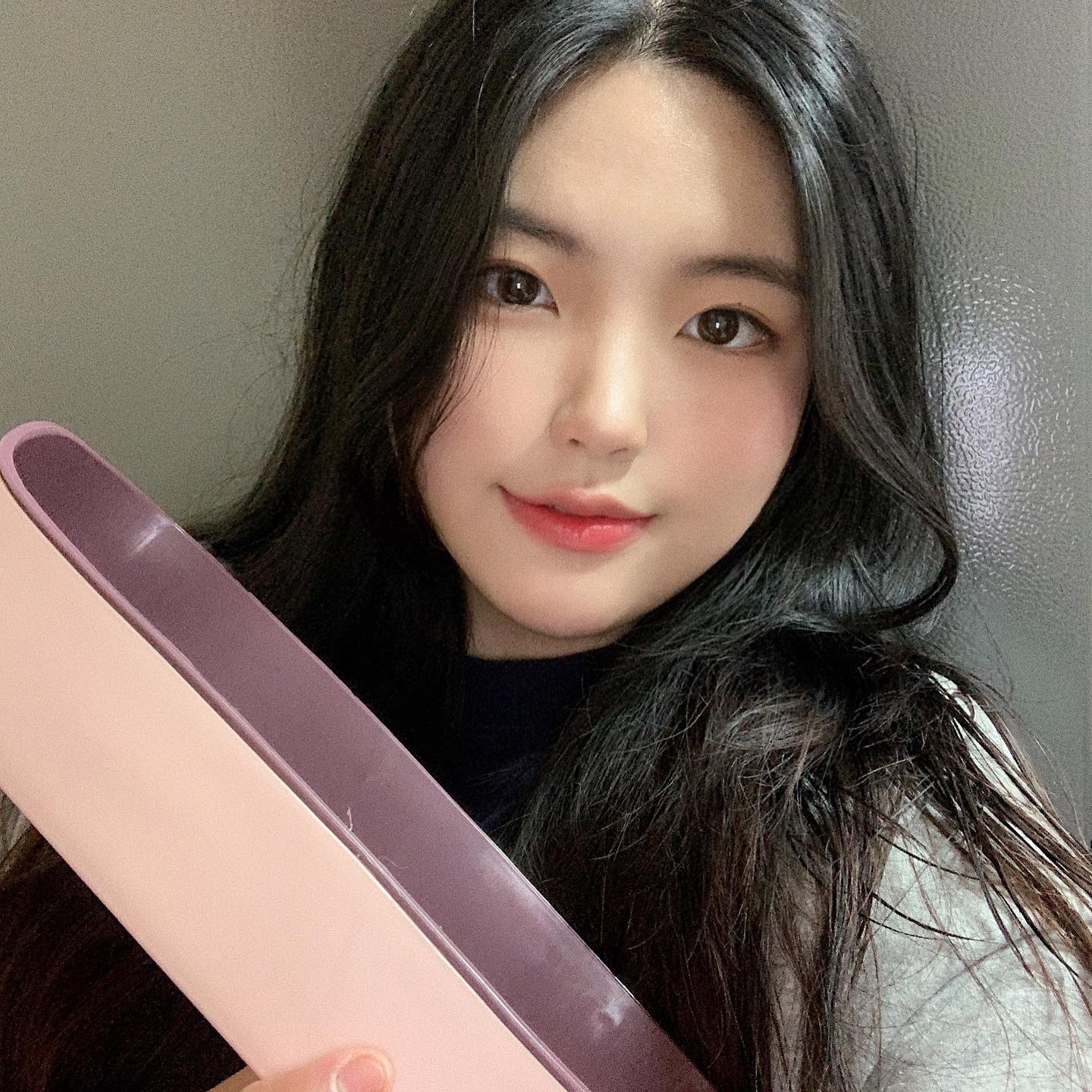 #협찬
⠀
저희집 화장실이 좀 작은 편이라
샴푸,린스,바디워시,폼클렌징 등등
이것저것 챙길 건 많은데
수납공간이 부족해서 항상 아쉬웠는데요
#일상공감만능욕실거치대 덕분에
욕실 정리를 깔끔하게 했습니다🛀🏻
⠀
깔끔하고 편리한 수납공간은 기본이고
밑부분에 고리와 걸이가 다양하게 있어
워시볼이나 바디타올 등도 걸어두기
너무 좋았어요! 그리고 제품 바닥에
배수구멍이 있어서 물이 고여서
더러워질 걱정없이 청결하게
관리 할 수 있었답니다!☺️
사실 디자인이 너무 예뻐서
욕실말고 화장대에 놔둘까 잠깐
고민했을 정도였어요ㅋㅋㅋㅋ
욕실뿐만 아니라 주방이나 거실
어디든 필요한 곳에 놔둬도 될 것 같아요!
⠀
dailygonggam_official 
#일상공감 #일상공감만능욕실거치대 #만능욕실거치대 #욕실용품 #욕실선반 #욕실수납 #욕실정리함 #욕실인테리어 #욕실꾸미기 #욕실소품 #욕실정리 #욕실정리함 #욕실템 #욕실템추천#정리스타그램 #주방정리 #거실정리 #화장실정리 #화장대정리 #화장대정리 #정리정돈 #살림살이 #공간활용 #생활필수템 #셀프인테리어 #홈인테리어 #집인테리어 #화장실인테리어