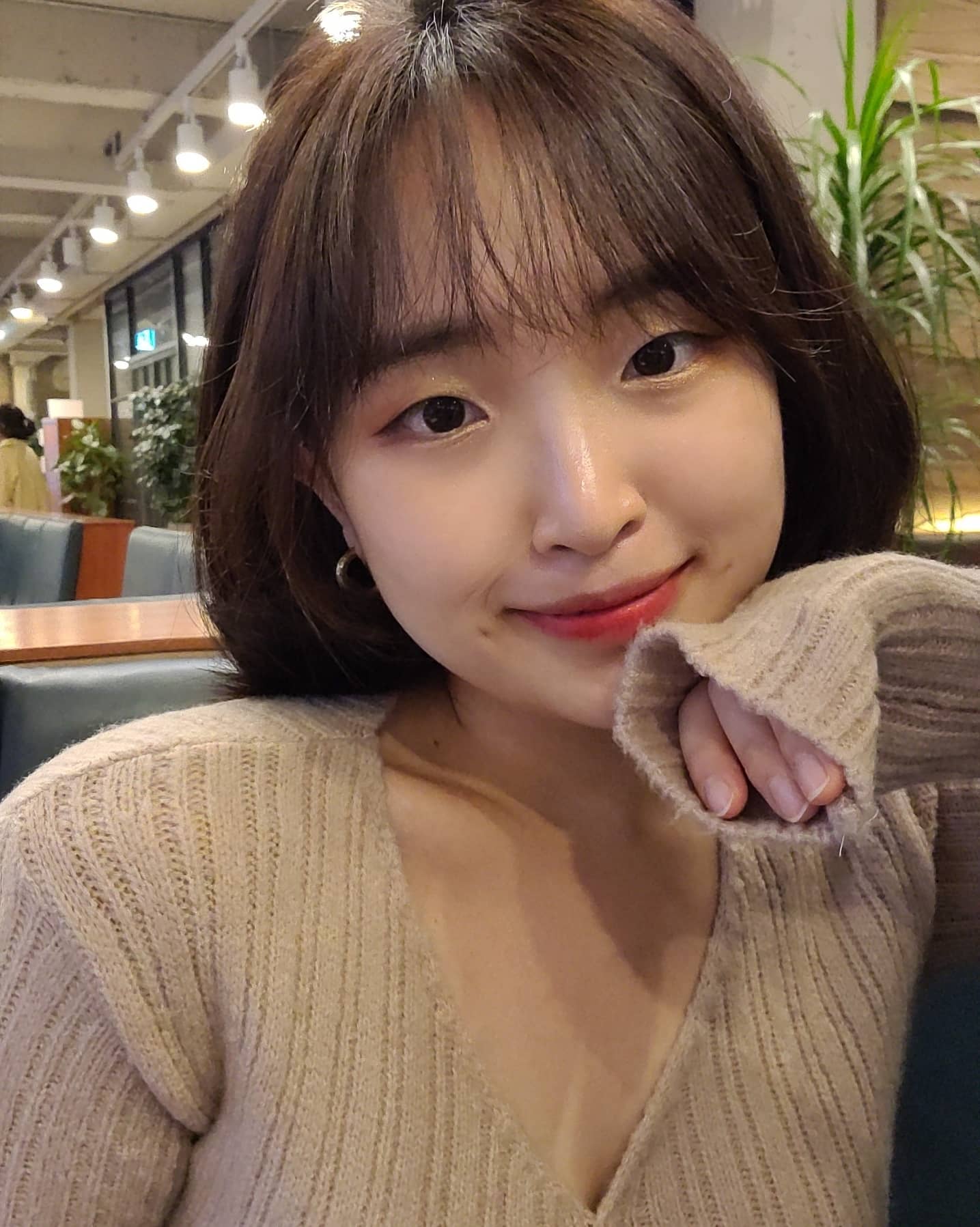 엄마랑 동생이랑 나들이 왔어요💛

수원 이학순 베이커리라고
유명한 빵집겸 카페가 있더라구요!

건물이 엄청 크고 야외도 너무 잘 되어 있어서
데이트하러 오기 딱이에요☺❤

여기서 빵 구매하실 때 팁!
✔케이크 보다는 빵종류
✔우유바구니 강추
✔앙모스는 비추
✔낮보다 일몰 이후 사람이 적어요

저는 맛만 봤습니다 진짜에요(?)

벌써 크리스마스 분위기로
카페를 너무너무 잘 꾸며놔서
꼭 한번 와보셨으면 좋겠어요🥰

#이학순베이커리
#이학순베이커리수원
#수원빵집 #빵지순례 #백세짬뽕