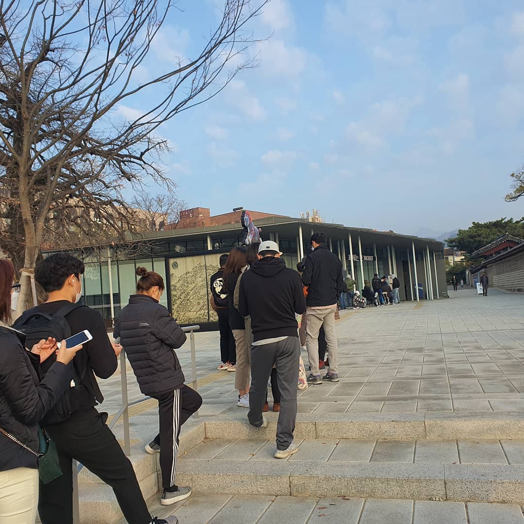 창덕궁 후원 표예매하러 30분이나 일찍 갔는데도 9시 현장발매시작하고 
10분도 안돼서 매진.. 
다들 부지런하시네.. 담주에는 7시30분부터 기다리면 원하는 시간대로 할수있을듯,...
(외국인예매할수있는 자리는 텅텅 비었던데 남는 좌석에 한해서 내국인들 입장권으로 팔았으면 하는 바램이 있다..)
결국 집으로..

#창덕궁 #창덕궁후원 #후원예약 #창덕궁후원예약 #창덕궁후원예매 #실패 #종로 #안국
