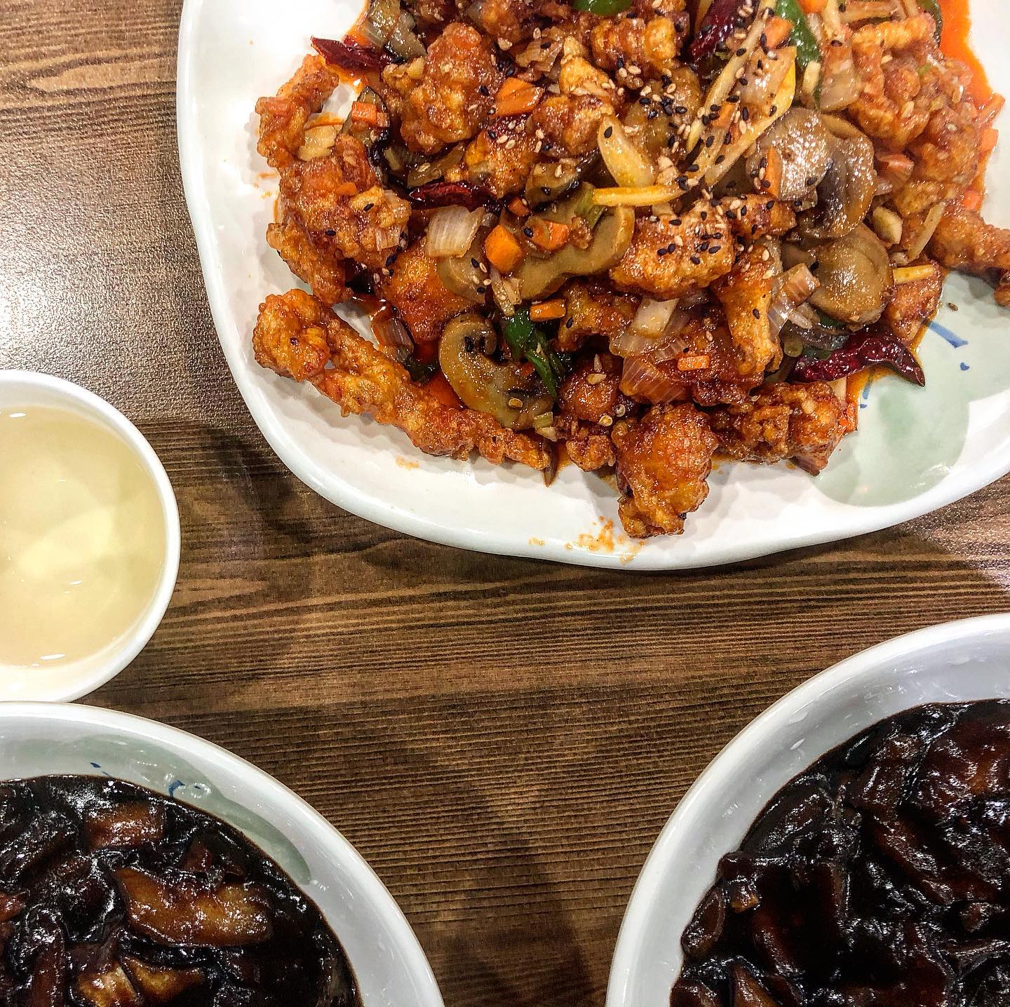 윤기 좔좔 짜장면에 매콤한 깐풍기 연예인들도 많이 다녀간 맛집 
세트메뉴로 시켰는데 양이 엄청나👍🏻

#강서구맛집#등촌역맛집#중국집맛집#짜장면맛집#강서구#등촌동#목동#등촌역#등촌역중국집 #깐풍기#짜장면#강서구중국집맛집 #양천구