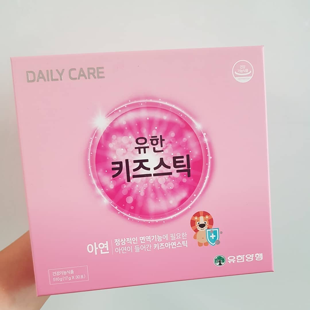 리뷰스타그램_골드썬 Hwang sun hee on Instagram: “🌸 #유한양행 🌿유한키즈스틱은 젤리타입으로 블루베리맛이 나서 아이들이 잘 먹어요 영양제 아무리 좋아도 안 먹음 무용지물 !!! 정상적인 면역기능에 필요한 아연이 들어있어요. 개별포장으로 한포씩 먹기 좋고 녹용농축액이 들어 있어 몸에…”