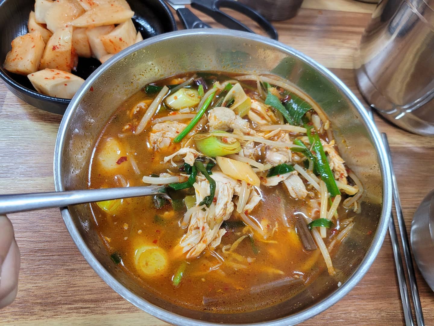 #협찬 
맑고 깨끗한 국물의 닭곰탕
칼칼하면서 닭육수가 개운한 느낌의 닭계장
둘다 넘 맛있 ㅠㅠ 
진짜 오랜만에 외식하면서 든든한 한끼 먹었다!
같이나오는 김치랑 석박지랑 먹으면 굿 ㅋㅋㅋ 
게다가 양도 아주 푸짐하고 공깃밥에 밥도 가득이다.
국내산 생닭을 당일손질하고 당일판매라서
닭비린내 1도 안나고 넘 맛나게 먹었어요!!
다음에는 닭도리탕 먹으러 와야지~
.
.
재방문의사 아주아주 많아요.
.
#옥정동맛집 #양주옥정맛집 #옥정신도시맛집 #옥정닭개장 #양주닭곰탕 #옥정닭볶음탕 #옥정국밥 #유장춘닭개장옥정점 #양주맛집 #양주닭개장 #옥정닭곰탕 #양주닭볶음탕 #양주국밥
#옥정신도시맛집 #옥정동밥집 #양주밥집
#맞팔해요 #맞팔 #선팔하면맞팔가요 #선팔100 #맞팔환영 #맞팔선팔환영#선팔 #맞팔
#소통해요