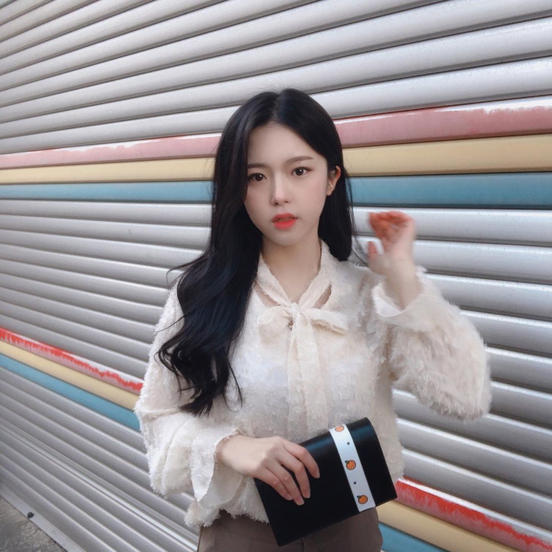 𝐇𝐚 𝐉𝐞𝐨𝐧𝐠 𝐘𝐮 하정 on Instagram: “2020. 12. 15 Tuesday 애플 워치 줄질 가방버전 스타일밴드 디자인별로 소장하고 싶다 🥺 날씨는 너무 춥고 코로나 때문에 밖을 못나가서 속상할뿐...!…”