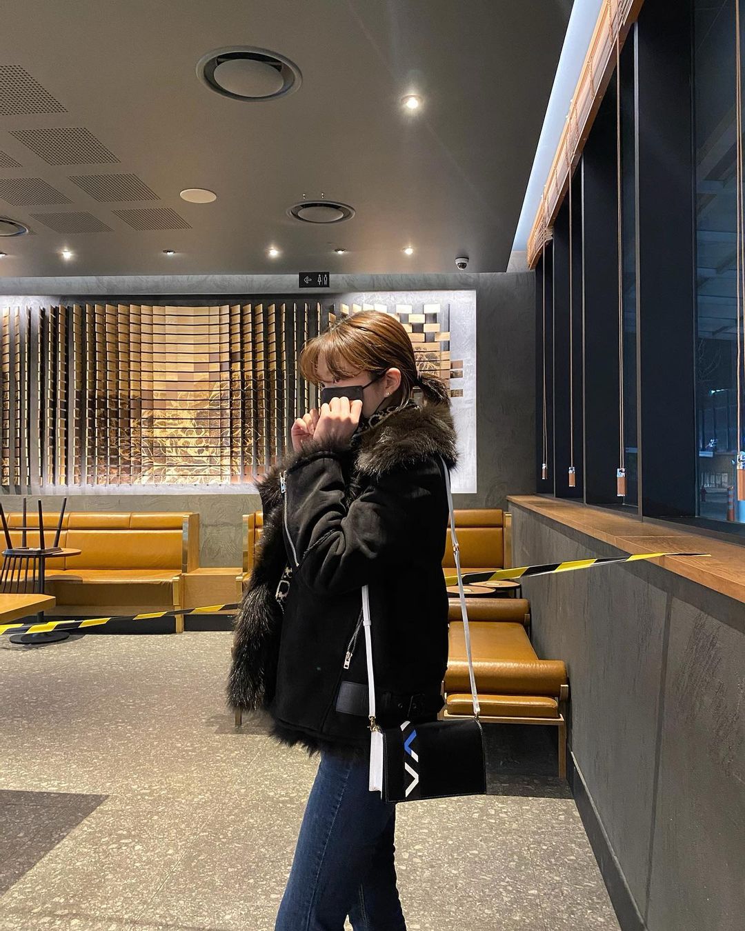 워니 on Instagram: “스트랩 바꿔끼면서 맨날 새 가방 드는 느낌 가능 👌🏻 #디멜레온#미니크로스백#스타일링백#애리나#시리나#커스터마이징백#취향맞춤#미니백#스타일밴드#DEMELEON#STYLEBAND#디멜레온백#미니백추천#자체생산#협찬”