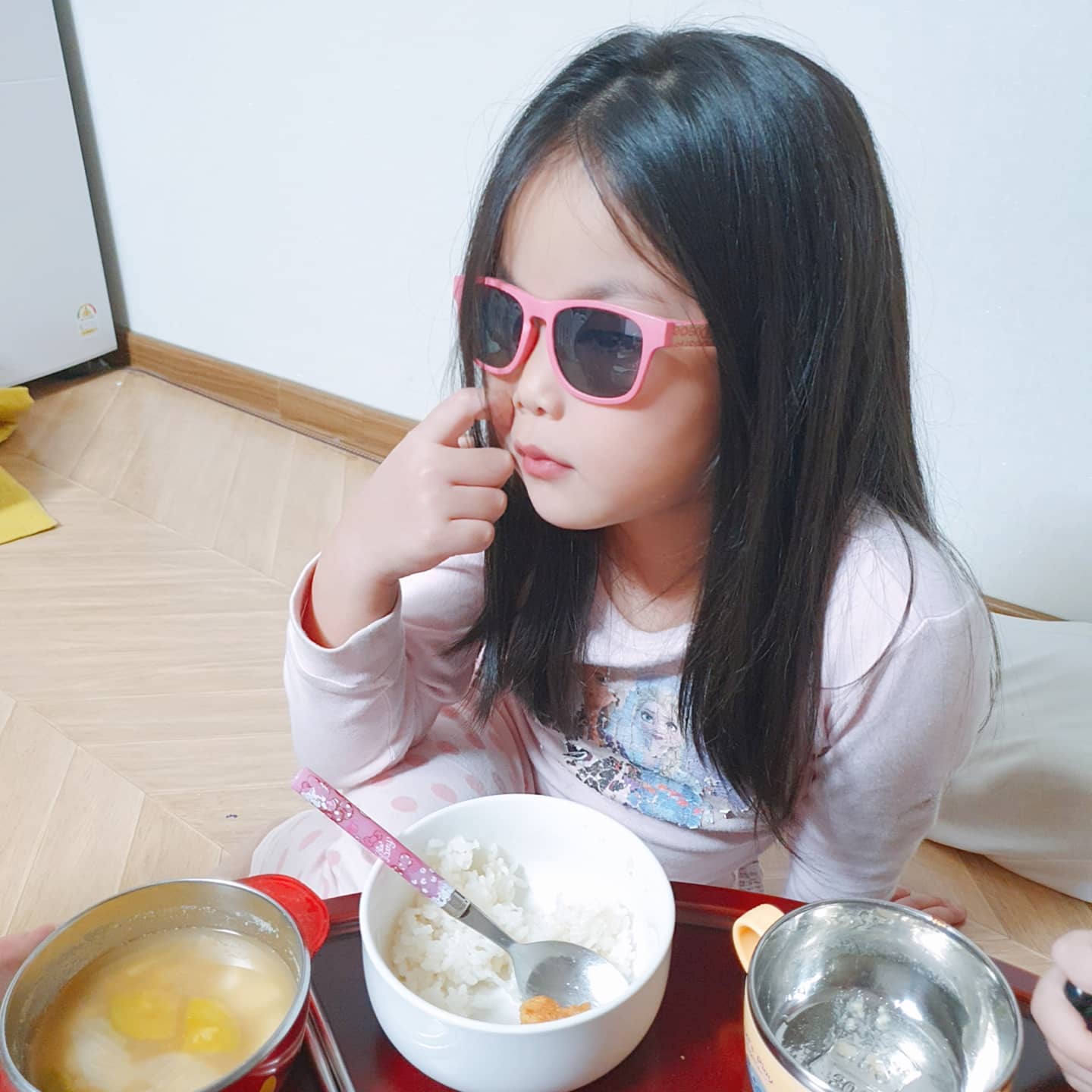 나 진짜 내속에서 너같은
사랑스런 아이가 나오다니ㅋㅋ
밥먹는데 갑자기 선글라스 끼고...
그모습이 너무 웃겨 사진찍으니까
대체 이게 왜웃겨? 
이런 시크한 표정을 짓는 너😍

그리고 또 아무렇지 않게 밥먹는..너
매력있다 내새끼🤣

sth with sb
악동뮤지션 "매력있어"

꼭 3장 다 넘겨보세요🤗

#일상이행복 #둘째는사랑
#역시날웃게하는건 #너뿐
#매력녀등극 #너에게빠져빠져