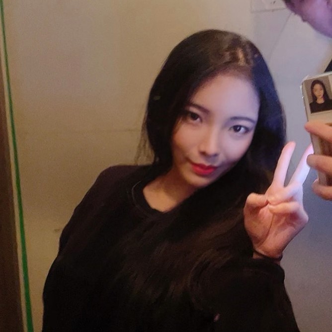 24.9민영쓰 
이러다 곧 죽어도 아무렇지 않을거같은디,,
운동이랑 잠깐 손절했더니 이거아닌데..😨
.
.
립정보 
j_lily__ 젤리 언니가 오랜시간 준비한 #라떼벨벳틴트 
(레드브루+핑크프레소 조합도 굉장하지만 요즘은 버건디카노+핑크프레소 이조합 미쳐🥰 
쌩얼👉🏻 닥 레드브루 추천 )
jlilycos  1호 버건디카노 + 3호 핑크프레소 믹스버전입니둥 따로 모아서 정보올리는걸로 ✨✨
.
.
.
.
#노출따위 #뼈가시렵다 #반오십 #화장해주는여자 #제품골라주는여자 #메이크업아티스트_민영