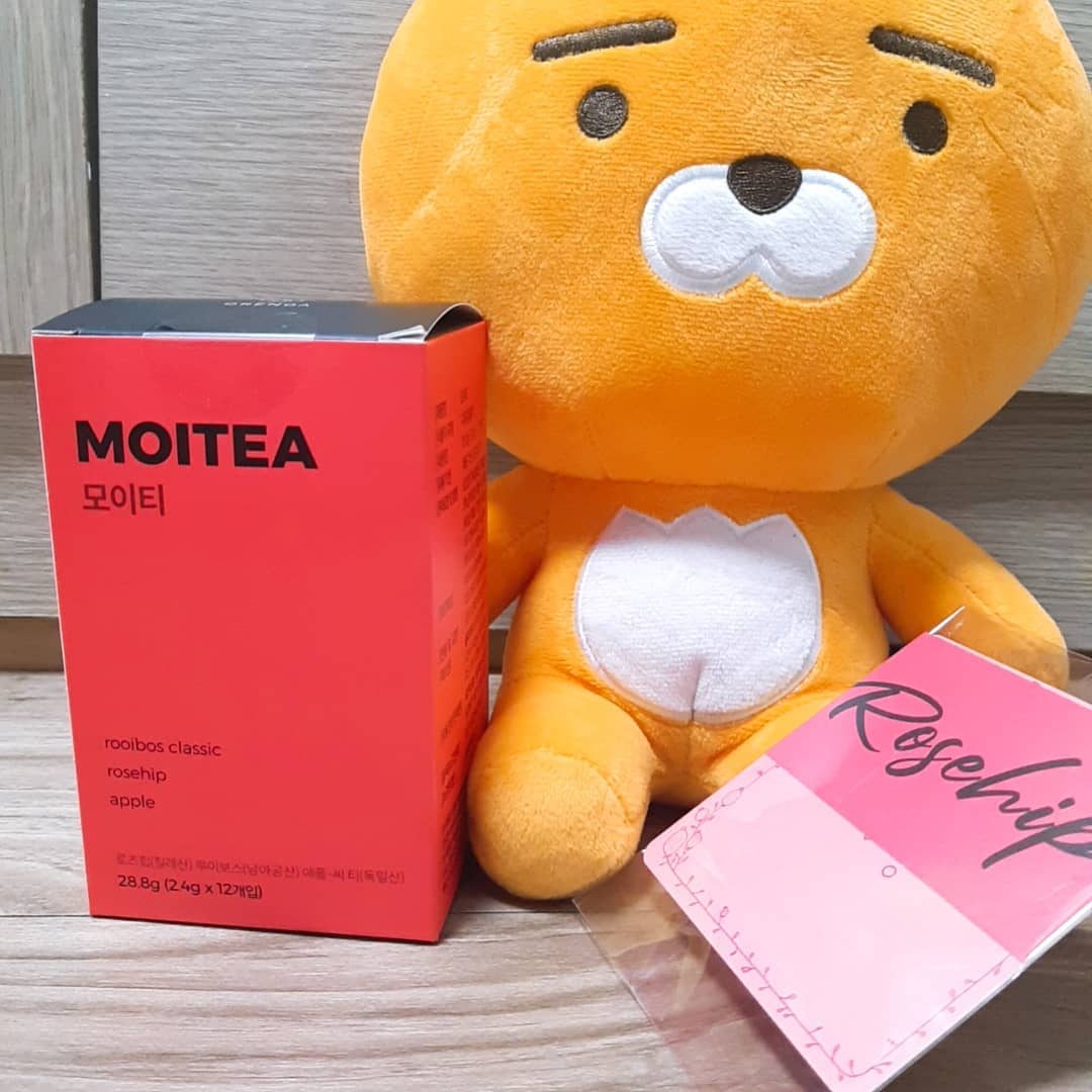송현수 on Instagram: “겨울철 건조해지면서 피부 걱정 많으시죠? 코로나 때문에 방콕하면서 카페도 못 가구요 ㅠㅠ 고민고민하다가 로즈힙 티가 피부에 정말 좋다는 소문을 듣고 맛있는 로즈힙 티를 발견했어요!! 그 중 '모이티'는 피부에 수분을 주는 여러가지 재료로 최고의…”