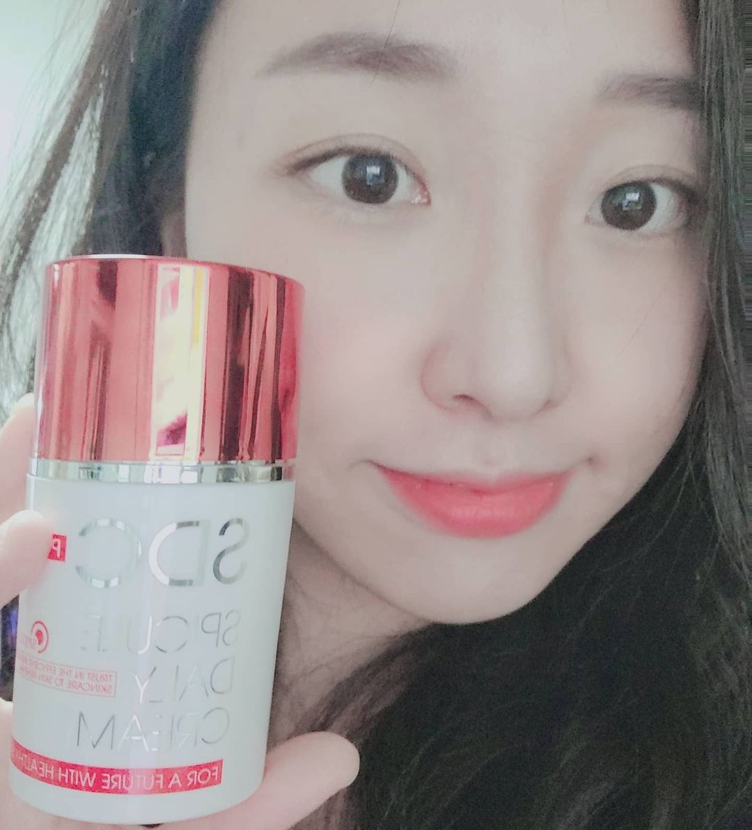 가브리엘 on Instagram: “#협찬 [스피큘엑스] 꾹꾹크림 리뷰해요. 저는 지성이지만..겨울엔 너무 건조하고 갈라지더라구요.. 그런데 또 여드름이 나는 피부에요..ㅜㅜ 이럴 때 좋은게 여드름 전용 제품인데요. 꾹꾹크림은 72시간 동안 피부에 좋은 자극을 주어 피부에 영양분을…”