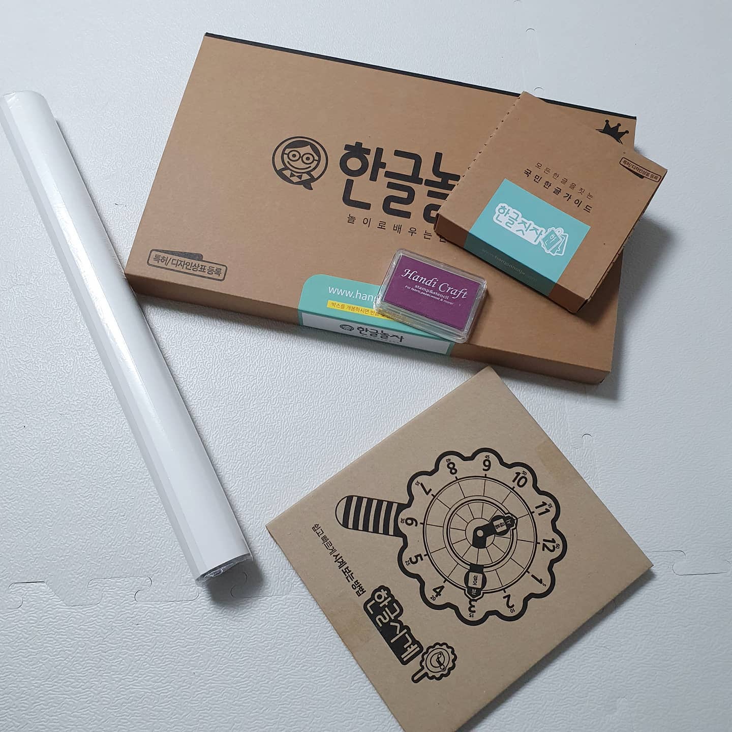 #협찬 이지만 한글 배우는 아기들한테
추천해주고 싶은 한글공부템🧡
.
요즘 집콕만 해서 지루했을텐데 
열심히배워보자꾸나 ü
.
한글놀자는 3단계 한습법이 있답니다

1단계ㅡ한글놀자 2단계ㅡ한글놀장
3단계ㅡ한글짓장
.
엄마표 교구인 한글놀자를 활용한 다양한
학습 및 놀이방법이 있을꺼 같아요~
.
한글놀장 도장을 여기저기 콕콕
.
한글놀자는 기본 자/모음의 조합원리로 
쉽고 재미있게 한글 읽는 법을 학습할수있어요👍
.
관심 가지고 재미는 있어하는데 아직은 한글이 많이 어려운가봐요ü
.
엄마가 천천히 잘 가르쳐줄게💜
.
#한글놀자 #한글떼기 #한글교구 #유아교구 #한글학습 #한글놀이 #한글공부 #유아한글 #홈스쿨한글 #엄마표한글
