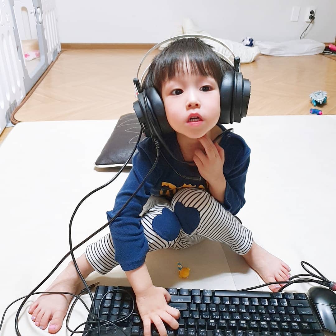 블로거 탄생인가ㅋㅋ🤣
엊그제 컴퓨터 바꾸다 전에 쓰던거
옆에 두었는데 ..

"엄마, 이거봐~" 

그래서 고개돌려 봤더니 요라고 있어서 푸핫😆
진짜 너땜에 웃는다. 내사랑둥이😘

#이쁜놈 은 #이쁜짓만한다
#신랑은안이쁜가보다..
#아들바보엄마 #너땜에웃어