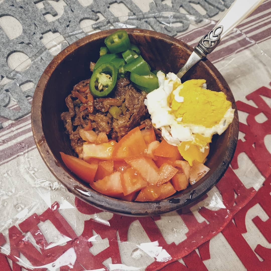 ☆간단한 저녁 레시피!!☆

불고기거리 조금, 계란후라이, 토마토, 풋고추까지~! 먹으니 특별히 소스가 필요없네요!!^^

하루종일 이일 저일 계속 생겨서 바쁘지만 그래도 오늘이 100일 챌린지 중 99일째라니ㅎㅎ!!!♡

뿌듯하면서도 아쉬운🤭
시원섭섭한 이 기분을 무엇?😂 😂 😂 이라고 표현할지 ㅎㅎ

그 동안 응원해주신분들 감사합니다!!!🙏