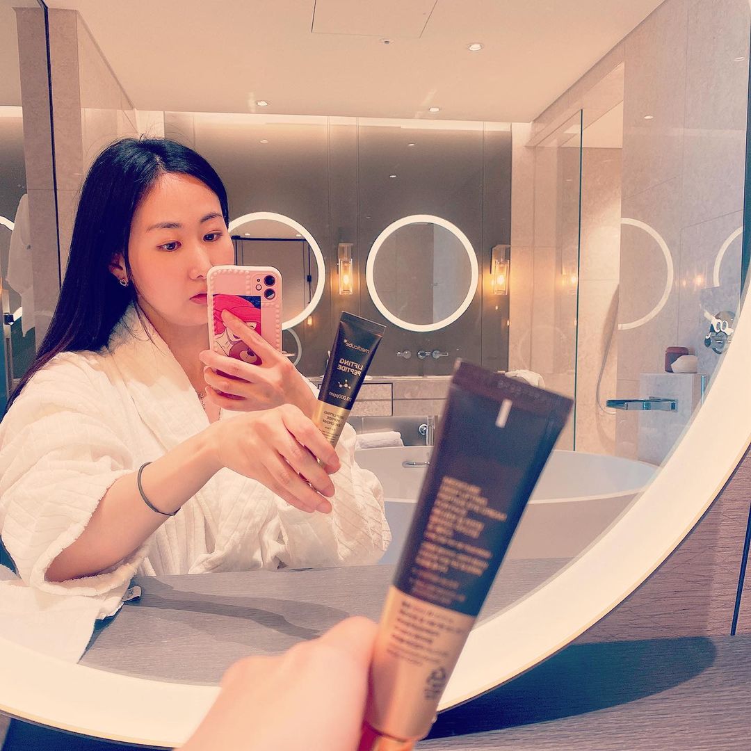 Julia (주연) on Instagram: “#협찬#광고 굿모닝 💕 샤워 후 기초 화장품으로 아이크림 필수 🍡 요 메디큐브 아이크림은 ✔️최적의 함량으로 배합된 4종 펩타이드 콤플렉스가 20,000ppm함유! ✔️식약처 고시 주름개선 기능성 성분, 아데노신이 함유되어 진짜 리프팅 효과👍 ✔️쫀쫀한…”