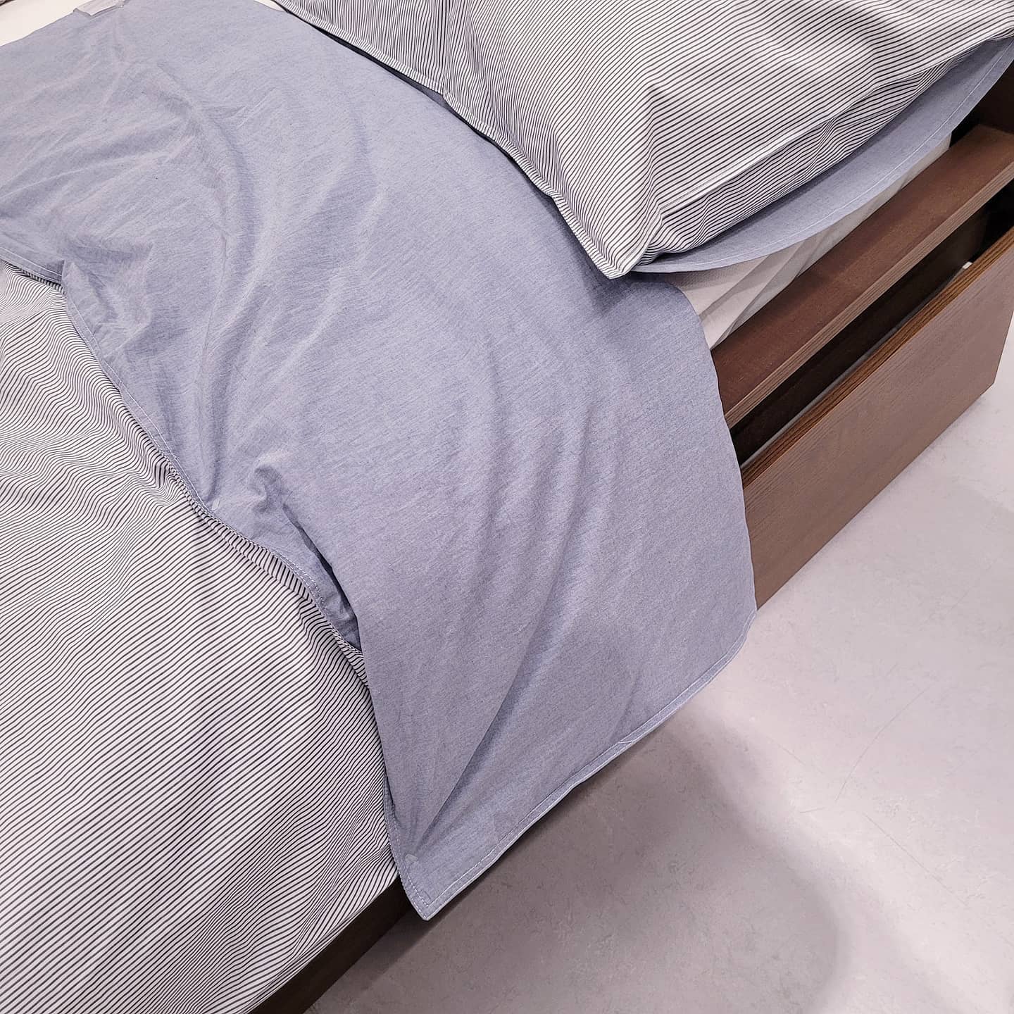 차분한 블루톤과 그레이톤의 조합은 언제나 옳습니다 ෆ 

어두운 우드 프레임이 전체적으로 중심을 잡아주는 인테리어가 되네요