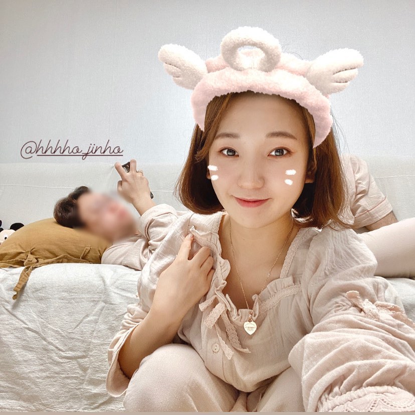 결혼하고 커플잠옷은 생각도 안하다가
생일선물로 받았는데 꽤나 소꿉놀이하듯
신혼냄새 폴폴 풍기는게 좋은데???
이제 집에서 데이트하는 기분이라 좋다 ◡̈
첫 생일 홈파티를 준비해보자꾸나💕
.
.
#홈파티 #결혼후첫생일 #크리스마스