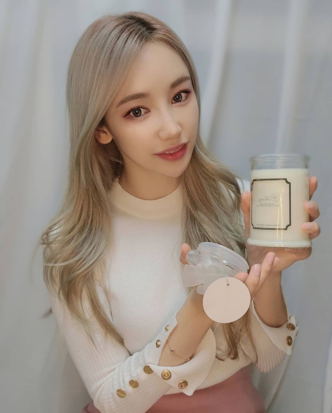 limited✌🏻 on Instagram: “#광고 향이 고급스럽고 세련된 캔들 , 선물용으로도 너무나 좋은 캔들 오랫동안 태우지 않아도 방안에 향기가 금방 퍼지고 무엇보다도 향이 너무 좋은 캔들이에요 🥰 천연 최고급 왁스로 만들어 졌다고하니 안심하고 사용 하셔도…”