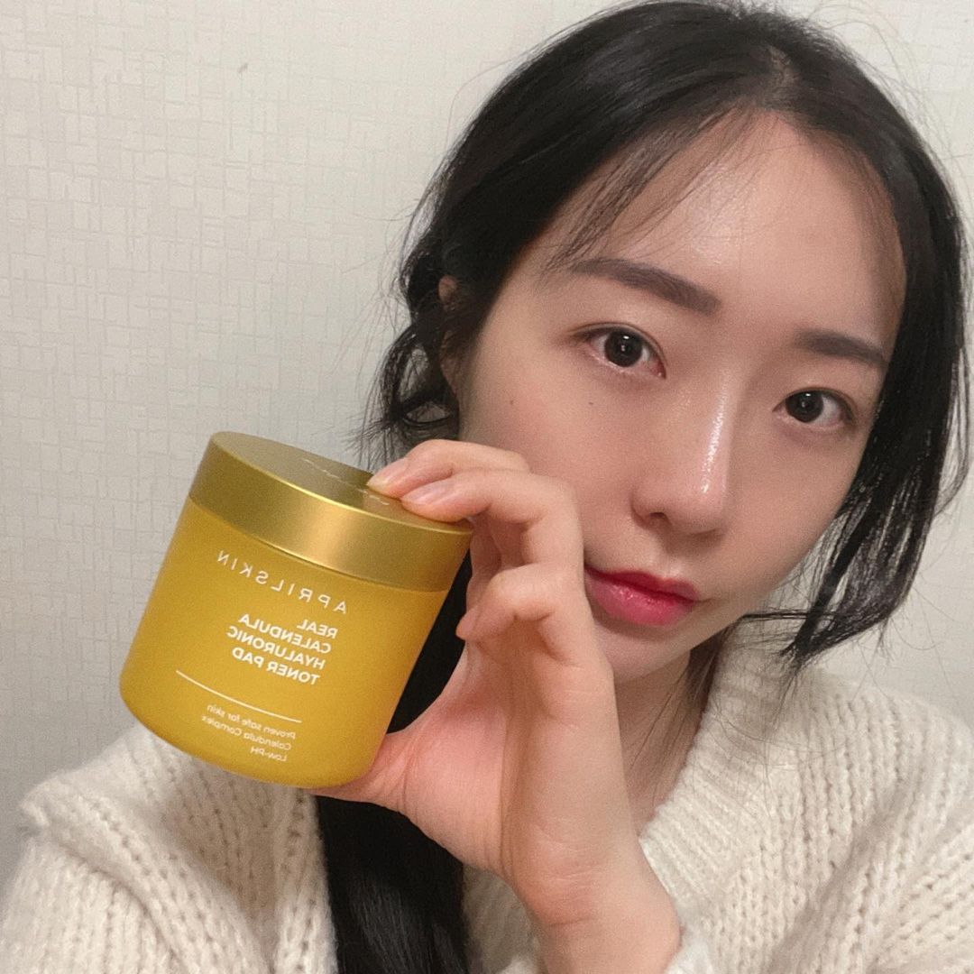 @seong2un on Instagram: “#협찬 리얼 카렌둘라 히알루로닉 토너 패드 🔸카렌둘라 꽃잎 파우더 함유로 피부 진정 🔸에센스 용량 10g UP 🔸저자극 필링…”