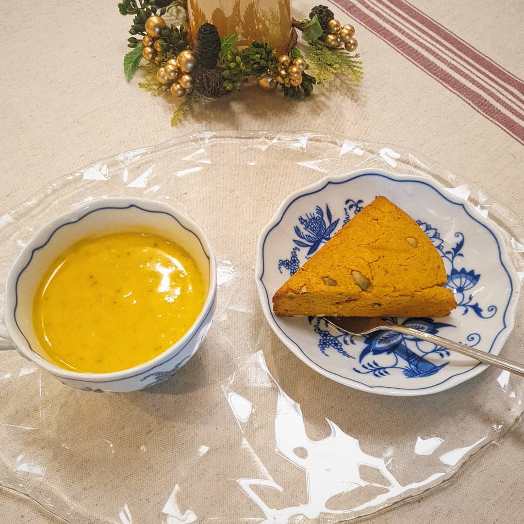 <크리스마스 주말의 식단>

건강한 아침 식단은 단호박 스프 & 머드스콘( 단호박맛).☆ 겨울철에는 아침과일주스보다는 점심에 영양제랑 같이 마셔요 ^^ 

따뜻하게 야채를 많이 먹을 방법을 생각하다가 양파 1개/ 단호박 1개/ 그리고 마늘 10개가 들어간 스프를 만들어 먹었더니 든든하고 맛있고 무엇보다 건강한 자연 재료들을 쉽게 섭취할 수 있으니
다이어터에게는 😬 치팅 템이네요🤣