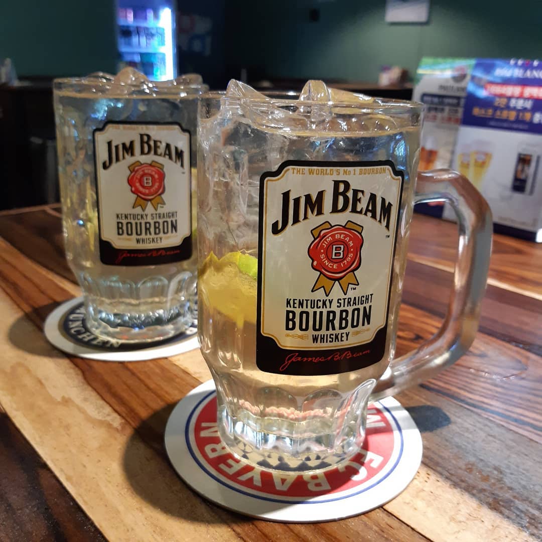 🍺#오센텀비어 

🍻하이볼  8.0
🐙타코야끼  8.0

인생 첫 하이볼! 사람들이 하도 맛있다 하길래 기대했는데 진짜 깜짝놀랬당😢

상큼한🍋이랑 술..뭐섞은거지..?🤔
쨋뜬 상큼하이 맛있었던😋

타코야끼 첨에 넘 뜨거워서 입천장 데였지만😔
술안주로 안성맞춤이었당😉

#하이볼 #타코야끼 #맛있쪄