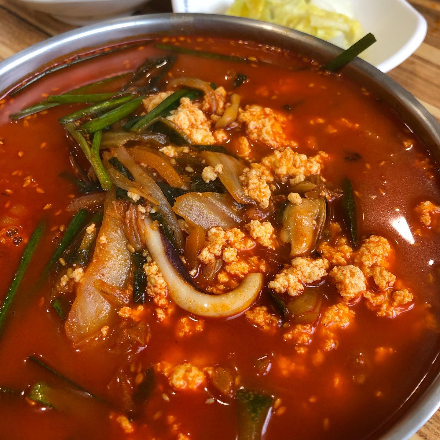 강릉_#이가네짬뽕순두부

여행 못가는 아쉬움을 여행갔을때의 맛집보는 것으로 다들 같이 위로해요☺️
제가 소개해드릴 곳은 #강릉여행 중 가장 맛있었던 #초당순두부마을 에 위치한 #짬뽕순두부 집입니다!! #강릉현지인맛집 이라고 하기에 방문했는데 다른 순두부집에 비해 웨이팅없이 순조롭게 들어갔습니다!!
순두부가 맛있어봤자라고 생각했지만 진짜 오산이였고 칼칼하면서 달짝지근의 표본! 강릉여행가면 꼭 다시 가볼 맛집!
요즘 #코로나 때문에 #집콕 많이들 하시지만 #여행 #먹방 사진보면서들 힘내세요!! 

혜또먹점수🌕🌕🌕🌕🌕