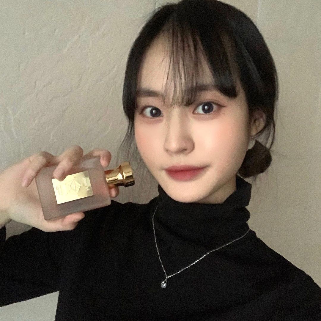 이혜리 (19) on Instagram: “#광고 [포맨트] 시그니처 퍼퓸 코튼메모리 은은하게 퍼지는 향수를 찾던 중 딱 마침 포맨트에서 여성 향수가 새롭게 출시되었어요 😍 지속력 최고인 퍼퓸등급이라그런지 향이 오랜 시간 유지되더라구요 시간이 흘러도 남아있는 달달한 잔향에 빠져 요새…”