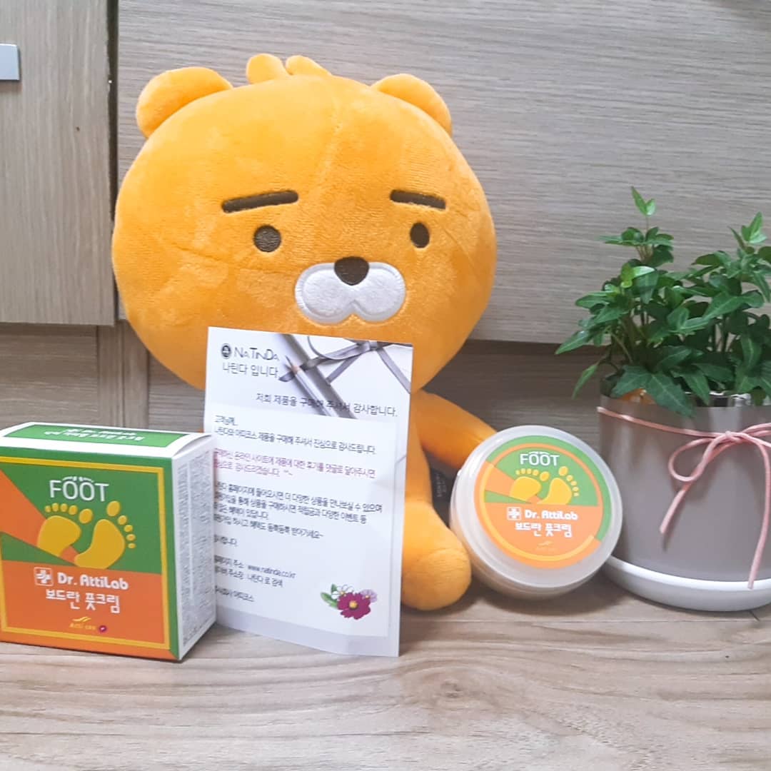 송현수 on Instagram: “※리얼리뷰 ※마지막 더러움 주의 안녕하세요:) 요즘 같이 건조한 날씨에 저희 피부가 너무 푸석푸석하니 건조하죠 ㅠ 특히 많이 걸어다녀야 하는 우리 발은 피곤에 쌓이기도 쉽고 한 번 각질이 생기면 좀처럼 해결하기도 힘든거 같더라고요. 이러한 악성…”