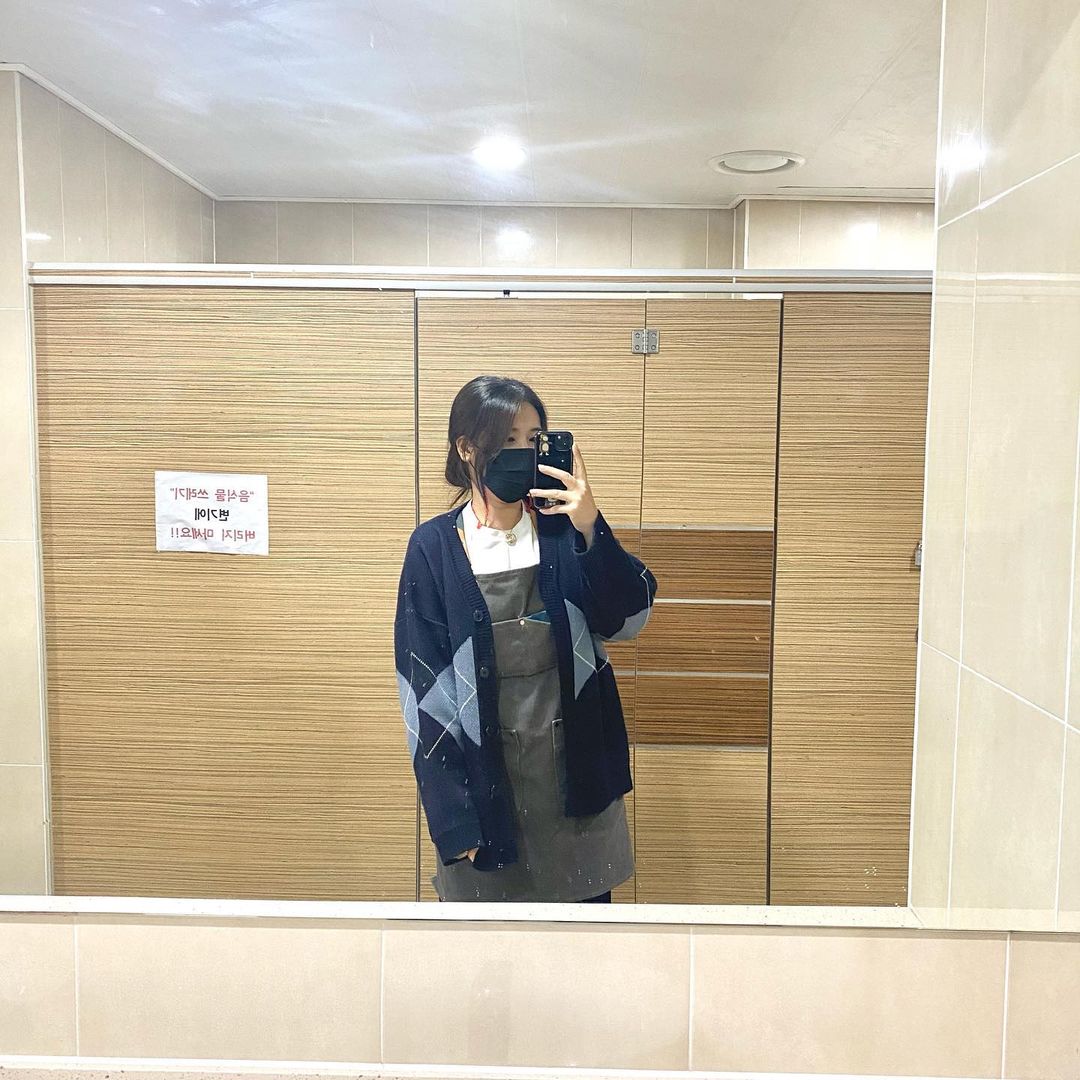 @162.vely on Instagram: “요즘 마스크 ㅁㅐ일 끼고 있으니까 피부에 좁쌀같이 뭐 올라왔는데 다른 마스크와 달리 습기에 강하고, 피부에 자극이 적어서 좋은 마스크 협찬 ෆ⃛ #코모드#스페커#인싸템#협찬”