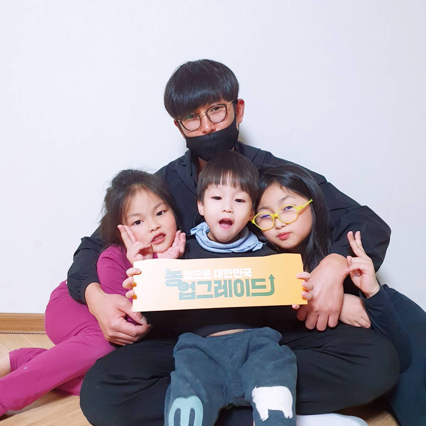 #광고
아이를 키우다보니 쓰는 거, 먹는 거
입는 거 그 어느하나 대충 할 수 없더라구요
그 중에 먹는 것은 특히 신경쓰게 되요

농업의 질이 올라가면 갈수록 우리아이들
먹거리는 더 안전해지겠죠?^^

농촌이 있기 때문에 안전한 집밥을 먹고
자연의 생태계까지 보존되어 더 아름다운
자연에서 아이들과 함께 할 수 있음을
잊지 말아야 할 것 같아요!!

게다가 6차산업으로 AI, 빅데이터, 
스마트농업으로 더더 농업이 업그레이드
되고있어 결과적으로 대한민국이 더 삶의
질이 올라가는 일이라는걸요♡
그래서 더욱더 농업농촌을 위하는 
챌린지에 동참해주세요!!^^

#먹거리 #힐링 #코로나블루 #창업 #일자리
#농업그레이드 #농림축산식품부 #농식품부
#농정원 #챌린지 #농업그레이드챌린지