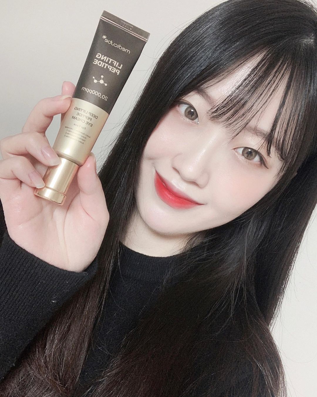 윤주🐰 on Instagram: “#협찬 유느님께서 광고하시는 메디큐브 딥 리프팅 펩타이드 아이크림이예요! 요즘같은 피부가 건조한 날에 덧발라도 밀리지…”