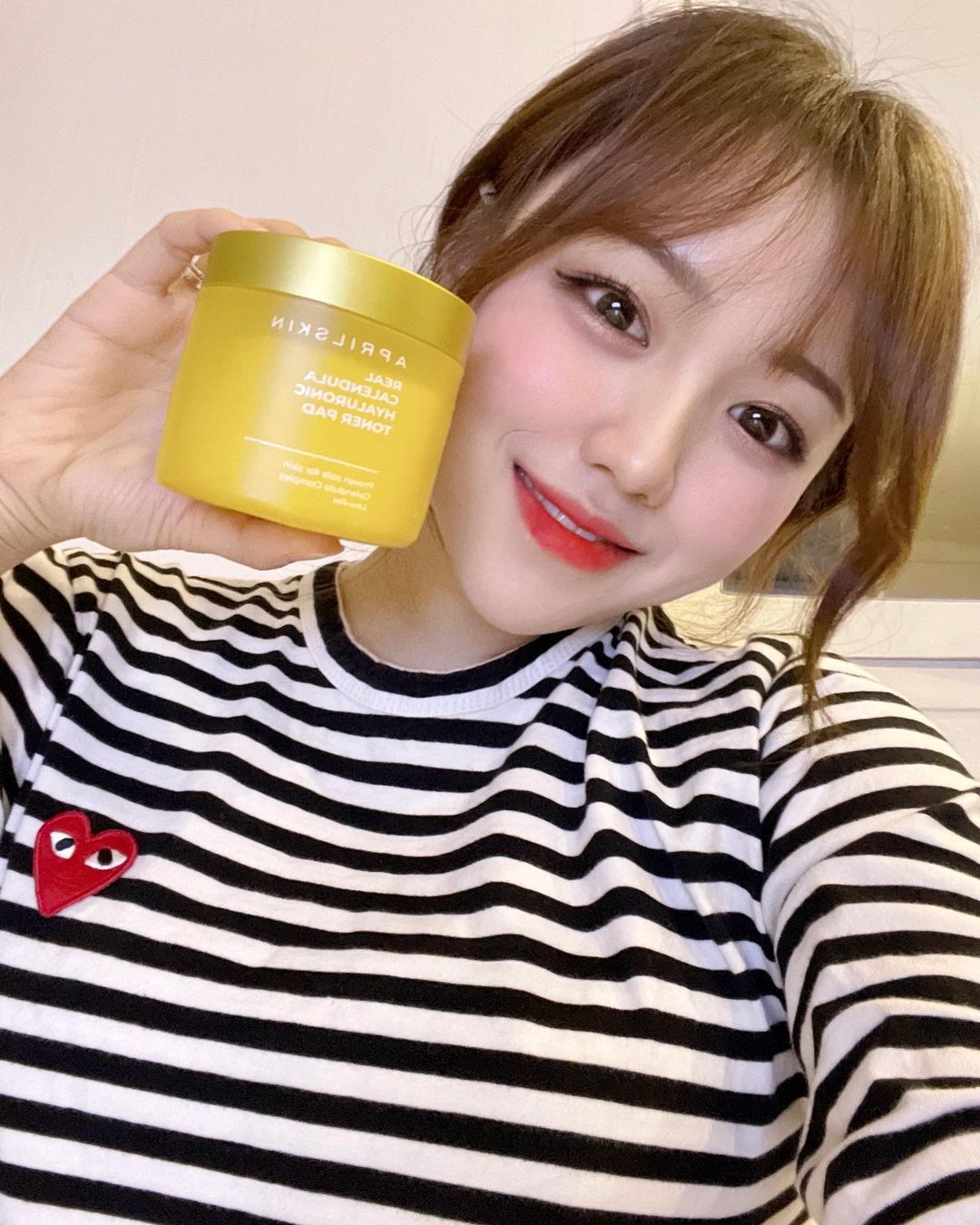 박영서 on Instagram: “#협찬 각질과 노폐물 제거, 보습까지 한번에 해결해주는 #에이프릴스킨 리얼 카렌듈라 히알루로닉 토너패드✨ - 카렌듈라 꽃수 79%와 카렌듈라 꽃잎 파우더 함유로 진정케어에 효과적이고, 저자극 필링성분 PHA로 순한 필링, 피부결 개선까지! - 요거…”