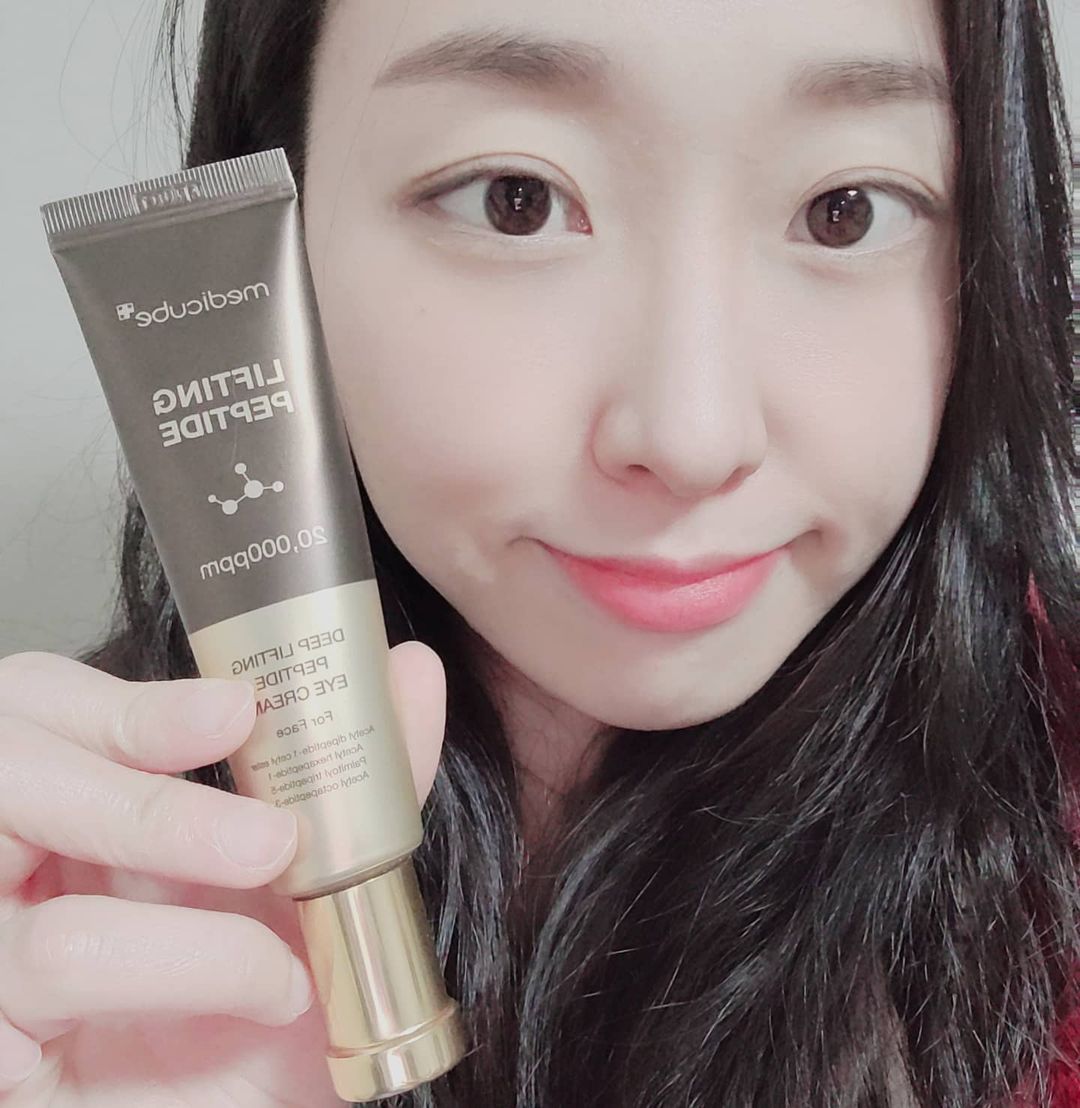 가브리엘 on Instagram: “#협찬 메디큐브 딥 리프팅 펩타이드 아이크림 포 페이스 크림 리뷰해요!! 요즘 날씨가 너무 춥고 건조해서 피부가 많이 트고 건조해지는데,이때 주름관리가 필요하거든요! 이제품은 2주 사용으로 눈가 주름이 개선되며 얼굴 전체도 관리하는 펩타이드…”