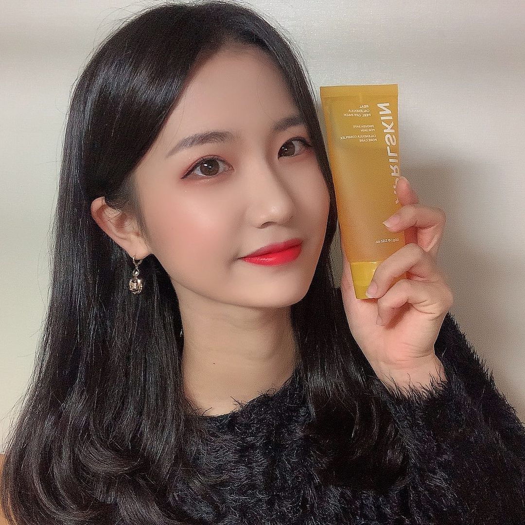  “#협찬 💛에이프릴스킨 리얼 카렌둘라 필 오프 팩💛 원래 사용하던 제품이었는데 다 써가던 중 새로 받은 제품,,,👏🏻 모공 사이사이 각질, 피지를 케어해줘서 1회 사용으로 피부결이 개선돼 다음날 화장이 아쥬 잘 먹지요😃 저자극 필링으로 예민한 사람들도…”