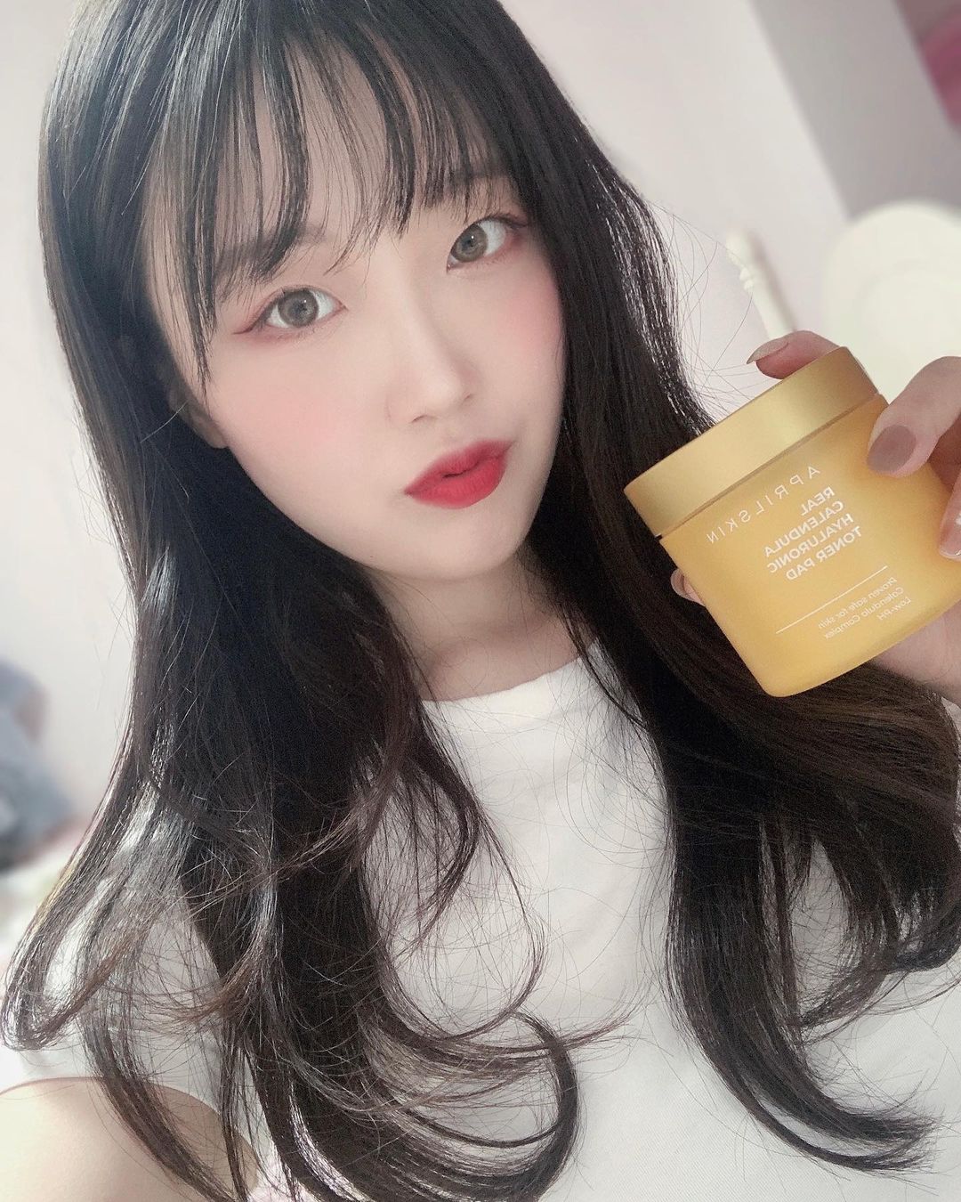 윤주🐰 on Instagram: “#협찬 [에이프릴스킨 리얼 카렌둘라 히알루로닉 토너패드] 예전에 캐로틴 패드도 너무 잘 썼는데 이번엔 카렌둘라 히알루로닉 토너패드를 써보게 되었어요😀카렌둘라 꽃잎 파우더 함유로 예민한 피부를 진정시키고 수분을 충전할 수 있답니당 요즘같이 건조한…”