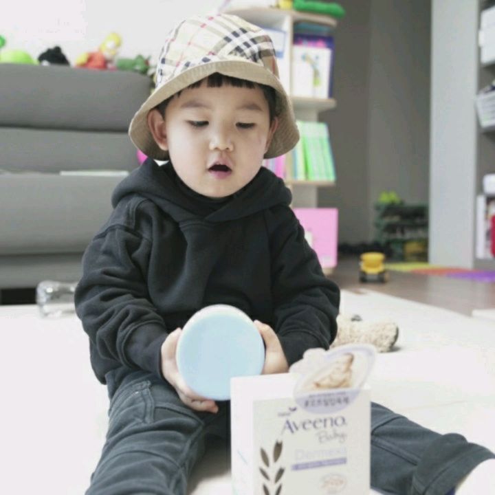 #협찬 #광고

겨울철 건조한 날씨 탓에,
밤마다 '발 간지러~ 발 간지러'
하면서 깨는 범이 군😢

어쩜 건조한 피부까지 아빠를 쏙 빼닮았니...😓
로션으로 문질문질 마사지를 해주지만, 
효과는 그때 뿐. 또 자다 깨고... 긁다가 상처가 나서 더 간지러워하고... 엄마 맘은 맘찟...😰

그러다 aveenobabykorea 의 아비노나이트타임 밤을 발라주기 시작했어요.

함께 온 #직구맘 들의 꿀템 클로이달 오트밀로 하루 20분씩 목욕하고 잠자기 전 15분간 나이트타임 밤으로 성장마사지를 해주니 이제 간지러워 하질 않네요.👍

크림보다 4.5 배 높은 글리세린 함유로 밤샘보습효과가 있고 바르는 순간 보습이 완충 되어 건조함으로 인한 가려움이 확실히 줄어드는 느낌이었어요.💕

범아, 이제 더이상 가려워하지 말고 엄마, 아빠랑 꿀잠자자👨‍👩‍👧

#오트프리바이오틱스 #아비노베이비 #아기로션 #베이비크림 #아토크림 #아비노 #아비노크림 #아비노나이트타임밤 #보습템 #꿀피부를향한여정 #건조할때
