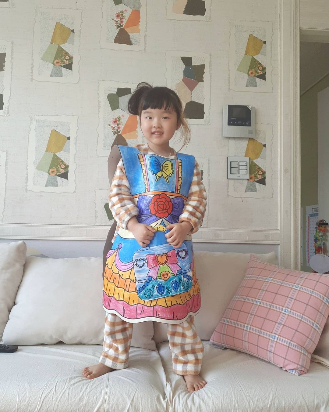  “#협찬 직접 만들어서 입자 #드레스색칠키트 👗 한창 공주가 되고 싶은 나이 6세 드레스를 직접 색칠해서 입는다는 설레임에 집중도도 높고 집콕시기에 엄마도 딸래미에게도 좋은 아이템👸 노동력이 필요하지만 그만큼 성취감도👍 민서표 드레스 입고…”