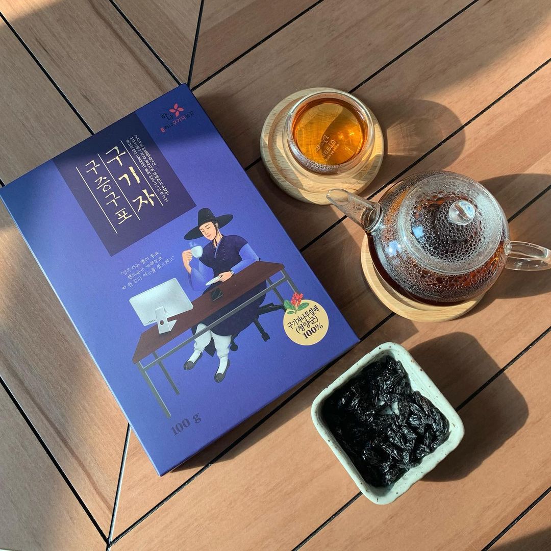  “#협찬#구기자차#차한잔 . 3대 명약인 붉은 다이아몬드 구기자차 소개해드려요❣️ 충남 청양에서 직접 농사지어 수확한 구기자를 첨가물 없이 만든 건강차에요 . 원래 건구기자는 물에 끓여야 우려나지만, 9번 찌고 9번 말린 구증구포 구기자로 끓일 필요…”