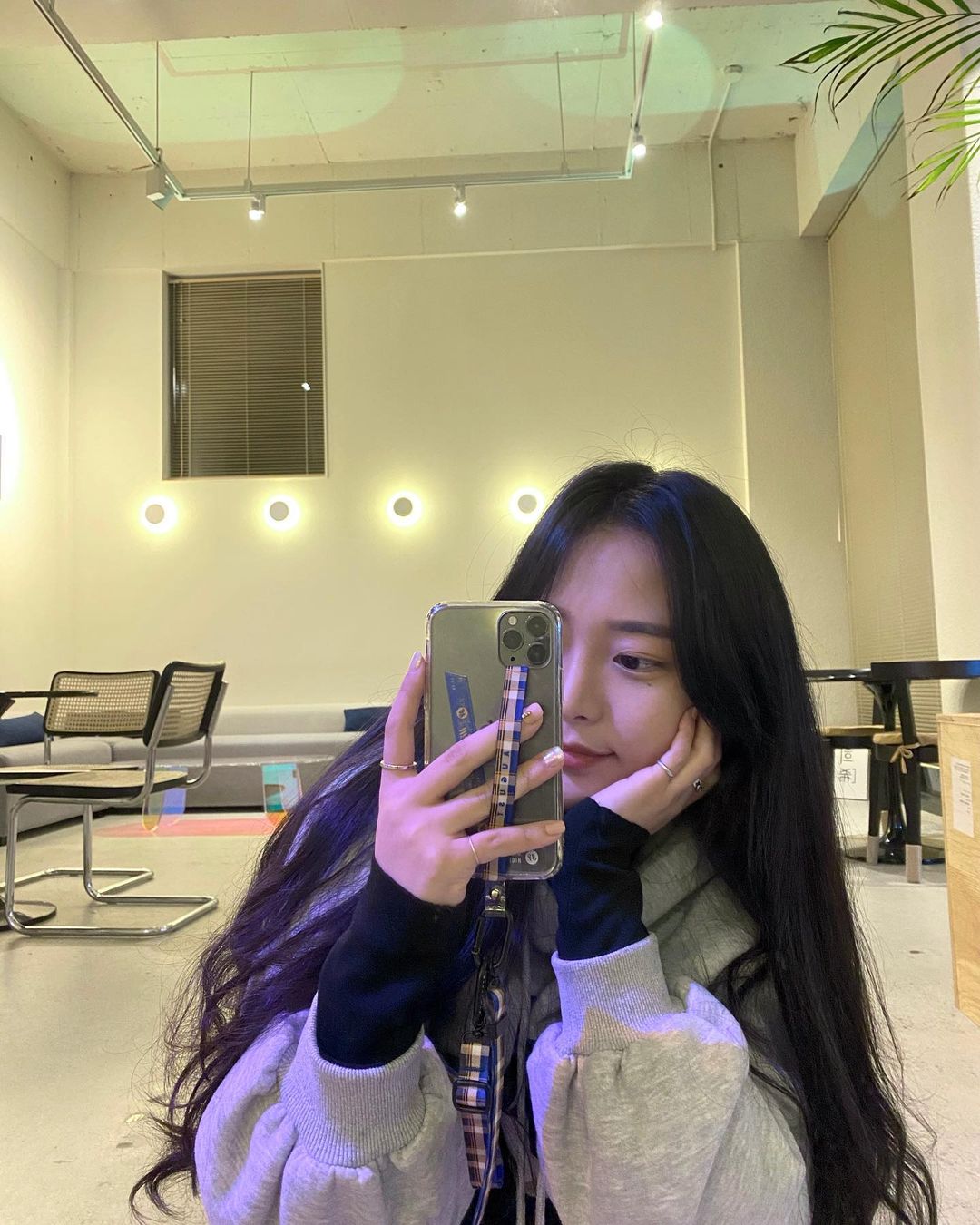  “#광고 요새 유행인 폰스트랩 자랑자랑😜 나 이제 한손으로 폰 할 수 이떠 폰 잘 떨어뜨리는 나에겐 필수템ㅋ 스트랩 이쓰면 누워서 폰 할…”