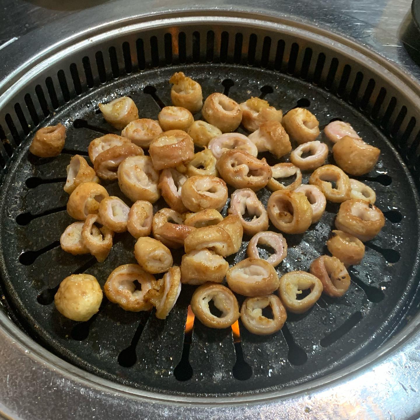이거는 ... 진짜 혁명적인 맛이다
어떻게 이렇게 바삭바삭하고 쫄깃쫄깃하며 고소하게 맛있지..
하나의 단점을 말하자면 너무 질기다는 건데 질긴걸 좋아하는 나로서는 단점이 없다..ㅎ
완벽하다...
일미곱창 이후로 이런 맛을 주는건 여기가 처음이야...😢❤️
정말 맛있음.. 계란찜마저 맛있음..
9시라 곱창 전골 못먹고 나와서 아쉬운 마음에 열라면 끓여먹었다