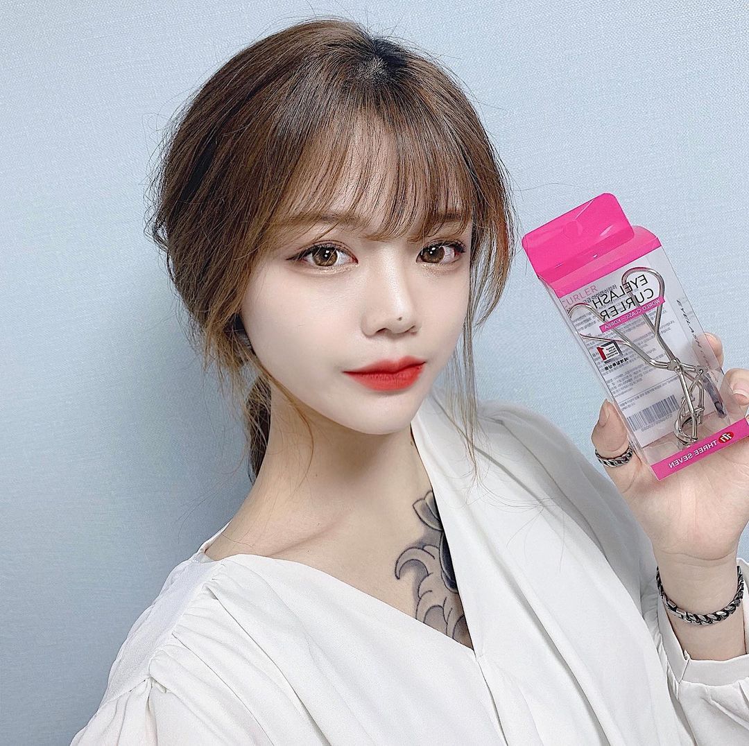  “#광고 #협찬 루이본 쓰리쎄븐 고급 아이래쉬 컬러💜 저는 마스카라를 해도 잘 올라가지 않는 축 쳐진 속눈썹이라 화장할때 뷰러를 사용해본 적이 없어요 😭 제가 사용한 뷰러는 한국인 안구의 맞춘 최적의 22R 곡률이라 속눈썹이 꺾이지않고 부드럽고…”