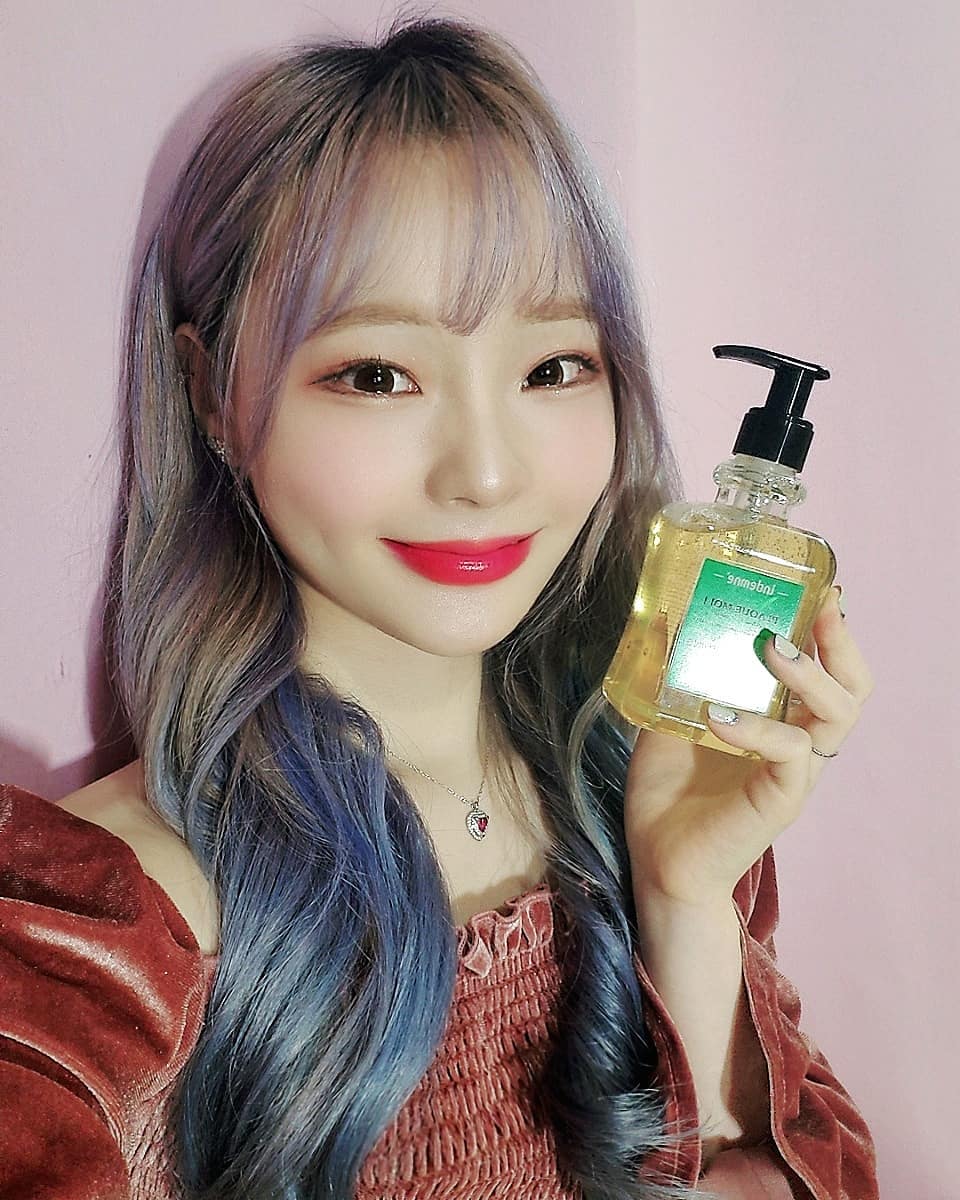  “착한 성분을 한 자극없는 엥뎀 김미수딩 클렌징 오일😲 완전 부드럽구 겨울인데두 땡기지 않았어욤,,,🤭 오일을 유화시켜 물로 바꿔주는 건 봤어도 젤이 오일로, 다시 오일이 물이 되는 제형은 짱 신기한 경험!! 세정력은 말할 필요도 없이 깔금하구욤…”