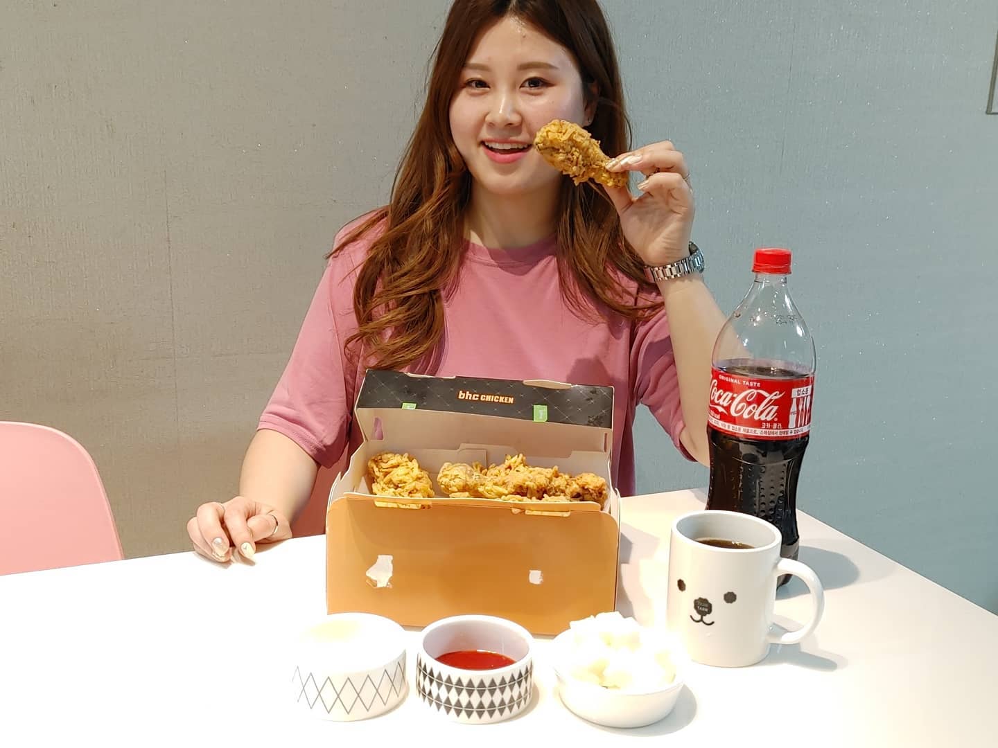 #협찬 #오늘의메뉴
⠀
⠀⠀
어제의 피로는 치콜로 쏵~~날려버렸쥐
오늘은 BHC신제품 포테킹♥
감자와치킨의조합은 옳았다 여윽시 기존 후라이드보다 훨씬 바삭하고 고소해요
그리고 열자마자느낀거지만 양이왜이래많아졌지?하는 느낌이 뽝! 느끼하지않고 담백하면서 맛있어서
주말에는 치맥으로 또 포테킹먹어야겠어요!!
⠀
bhc_chicken_official
⠀
⠀⠀⠀
#협찬 #포테킹 #포테킹후라이드 #BHC치킨 #신메뉴 #후라이드 #치킨추천 #신상리뷰 #야식추천 #치킨먹방