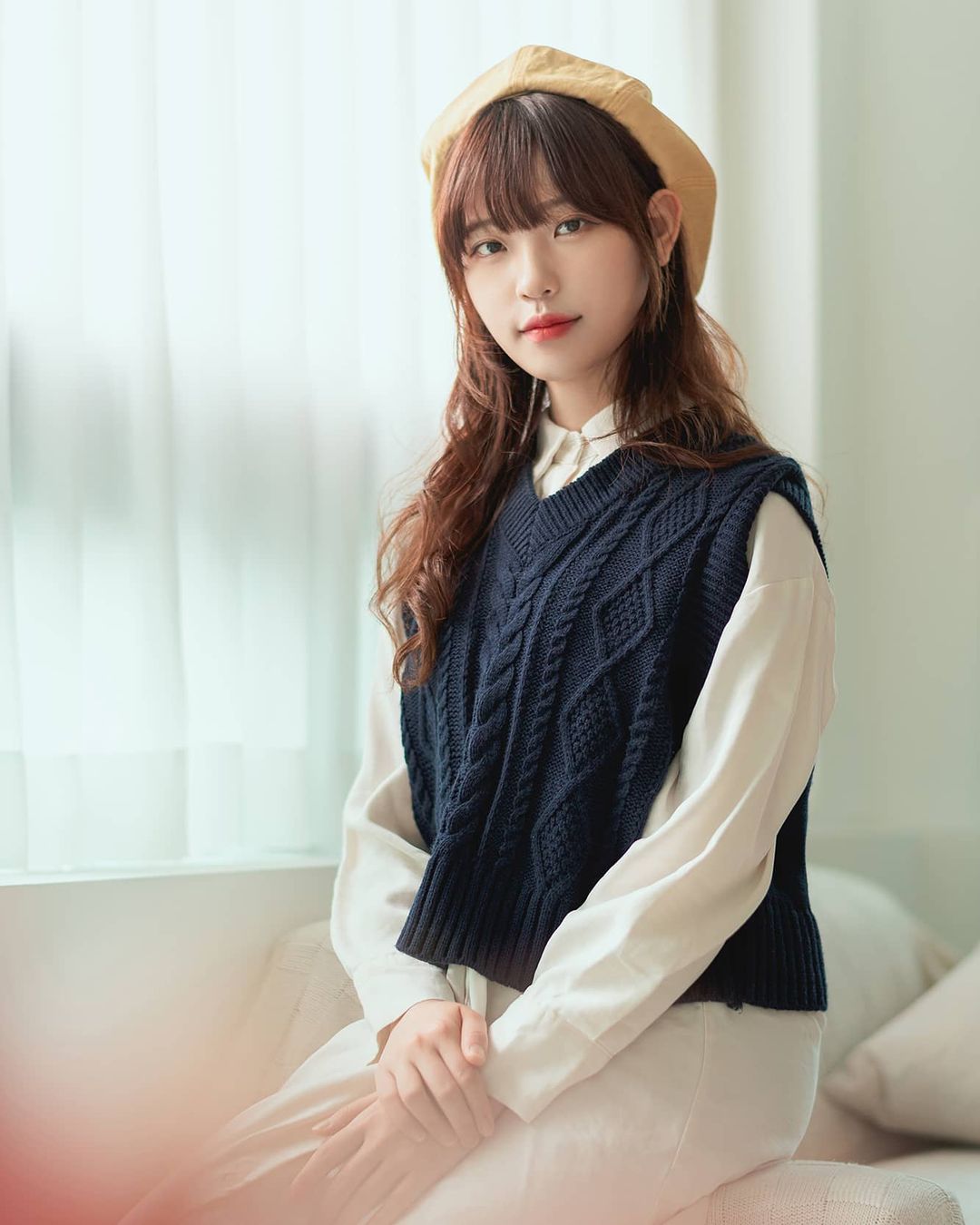  “이쁜 스튜디오 이용권을 #협찬 받았습니다:) . 이 방은 c룸이에요!/ 베이직한 노랑과 화이트톤의 스튜디오가 참깔끔하고 빛도 잘 들어오고 이뻤습니다 . 아마 여러번 업로드 될 예정이라 (저도 우선은 한장만 받아서) 천천히 여러번 올리게 될듯…”