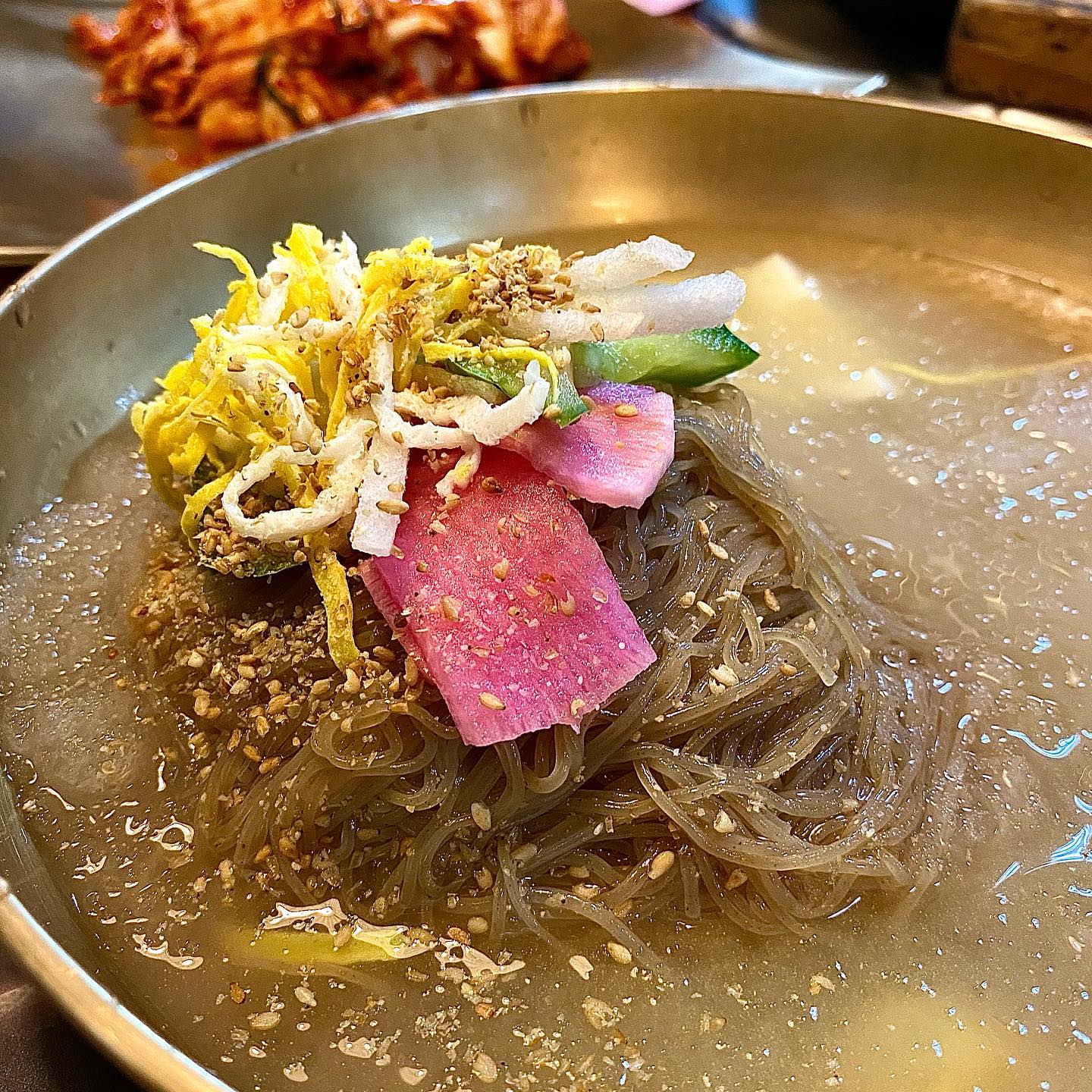 안양 양촌리🥩 
#안양맛집 #양촌리

오늘은 고깃집 중 제 최애 고짓집을 소개해드리려고 해요!!❤️

저는 양촌리에 가면 갈비랑 냉면을 꼭 먹는데 여기가 지이이인짜! 냉면 맛집이에요!!!

여기 냉면 먹고나서 다른 곳 냉면이 맛있다는 생각을 해본적이 없는 거 같아요ㅠㅠㅠㅠ😭😭

다른 집 냉면은 식초랑 겨자를 안 넣으면 못먹겠다 하는데 여긴 안 넣어도 맛이 담백하고 깔끔한 게 딱 좋더라구요!😊❤️❤️

그리구 여긴 다른 손님분들 테이블을 둘러봐도 갈비에 냉면은 꼭 필수로 드시는 거 같더라구요! 
그만큼 맛있습니다💖💖💖

양촌리는 다른 고깃집에 비해 가격이 조금 더 나가는 편이지만 그만큼 맛과 질이 정말 좋은 집이에요!!
특히 소고기는 우리나라 토종 한우 1+이상 등급만 사용해서 질이 장난 아닙니다!!!😤😤

또 여기 갈비는 3년간 시골된장으로 숙성시킨 갈비라고 하더라구요! 그러다 보니 살도 야들야들하면서 부드럽고 단짠단짠의 조화가 예술입니다ㅠㅠ💗💗💗

사진에는 동치미가 안 나왔지만 여기 동치미가 맛있기로 유명해서 많이들 구매해가시는 거 같더라구요!!!

이번 가족들과 외식은 양촌리에서 질 좋은 고기와 시원한 냉면 한 그릇 어떠신가요?!❤️❤️

( 양촌리는 가게가 엄청 크다보니 지나가시다 대충 쓱 봐도 바로 찾으실 수 있어요! 
밑에 주차장도 넓게 있어서 주차 걱정은 안 하셔도 된답니다!❤️ )

▫️메뉴 : 돼지갈비(230g) 17000원
  냉면 8000원
▫️위치 : 경기 안양시 만안구 안양로 204
.
.
#냉면 #갈비 #냉면맛집 #갈비맛집 #안양 #안양가볼만한곳 #맛집추천 #고기맛집 #고깃집 #먹스타맞팔 #먹팔해요 #먹팔 #rib #coldnoodles #mukstagram #fff #follow