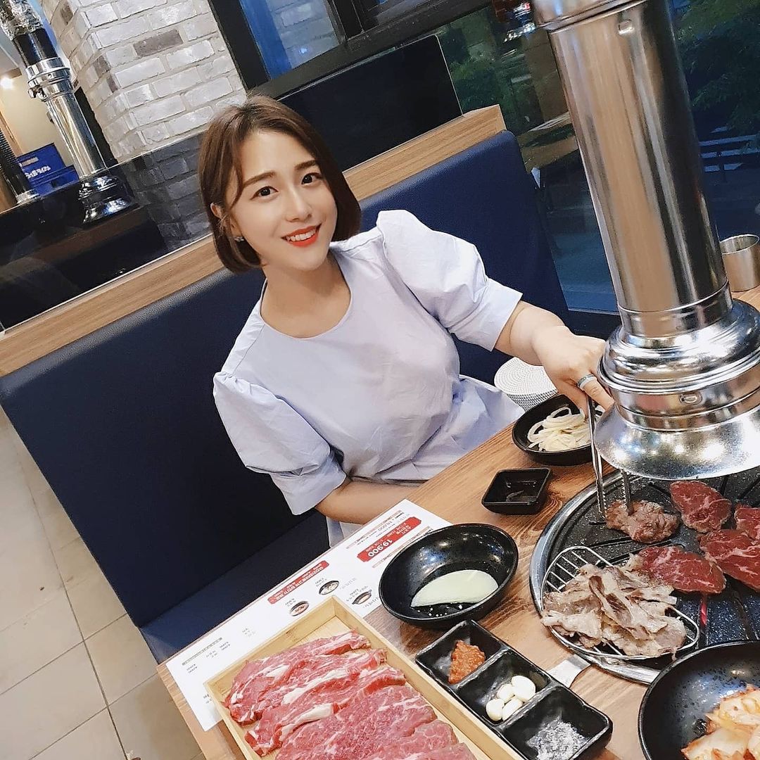  “제가 제일 좋아하는 금밤에 남편이랑 파주까지 온 이유는? 여기 되게 맛있는 고기집이🥩 있다고해서 먼길🚗달려서 왔어요 가는길에 너무 배가고파서 영혼탈출 직전이었어요😱 소갈비가🐂 19900원에 무제한이라니ㅎ 내가 좋아하눈 👉무한리필 고기집👈 고기만…”