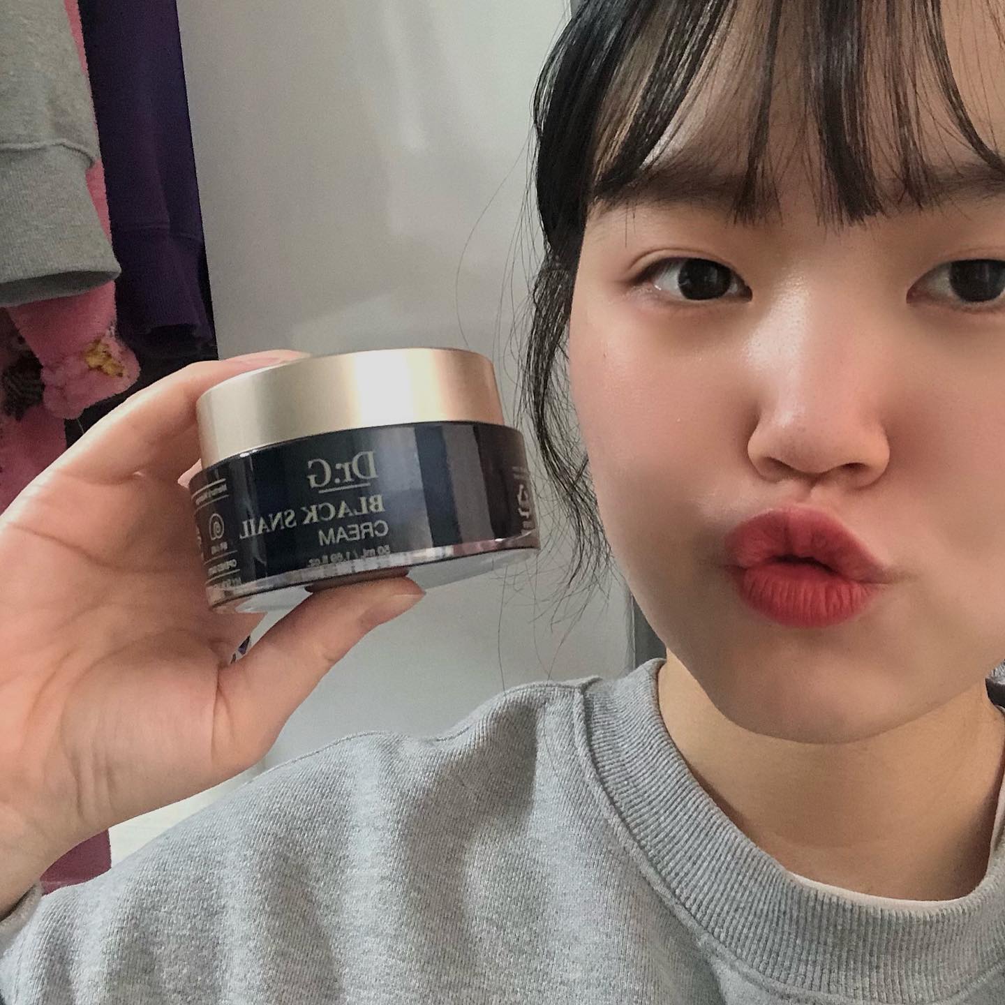 #협찬 
닥터지 블랙스네일크림🐌🖤
자기전에 꼭 크림하나는 바르고자는편인데 이번수분크림빨리해치우고 요걸로 픽,, 얼굴에도는 향이 넘조아요🥺
블랙 스네일 점액 여과물성분이 20% !!!!
탄력,주름,피부톤,미백,진정,보습까지 모두케어가능한 멀티크림이에용🥰
발림감은 쫀쫀한데 또 바르고나서는 금방스며들어서 끈적하지 않은느낌..? ㅎ,, 주에 한번씩 슬리핑팩으로 써도 아주좋을거가타요🖤🤎

"브이스탁에서 제품을 협찬받아 제작하였습니다!"

✔️https://me2.do/G14ezBZL 
✔브랜드 캠페인에 참여할려면 브이스탁으로 오세요

#브이스탁#vstock#vstock_official#인플러#닥터지#크림추천#화장품추천#데일리크림#수분크림#멀티크림#뷰티그램#뷰티스타그램#맞팔#선팔#팔로우#인친#소통해요#좋반